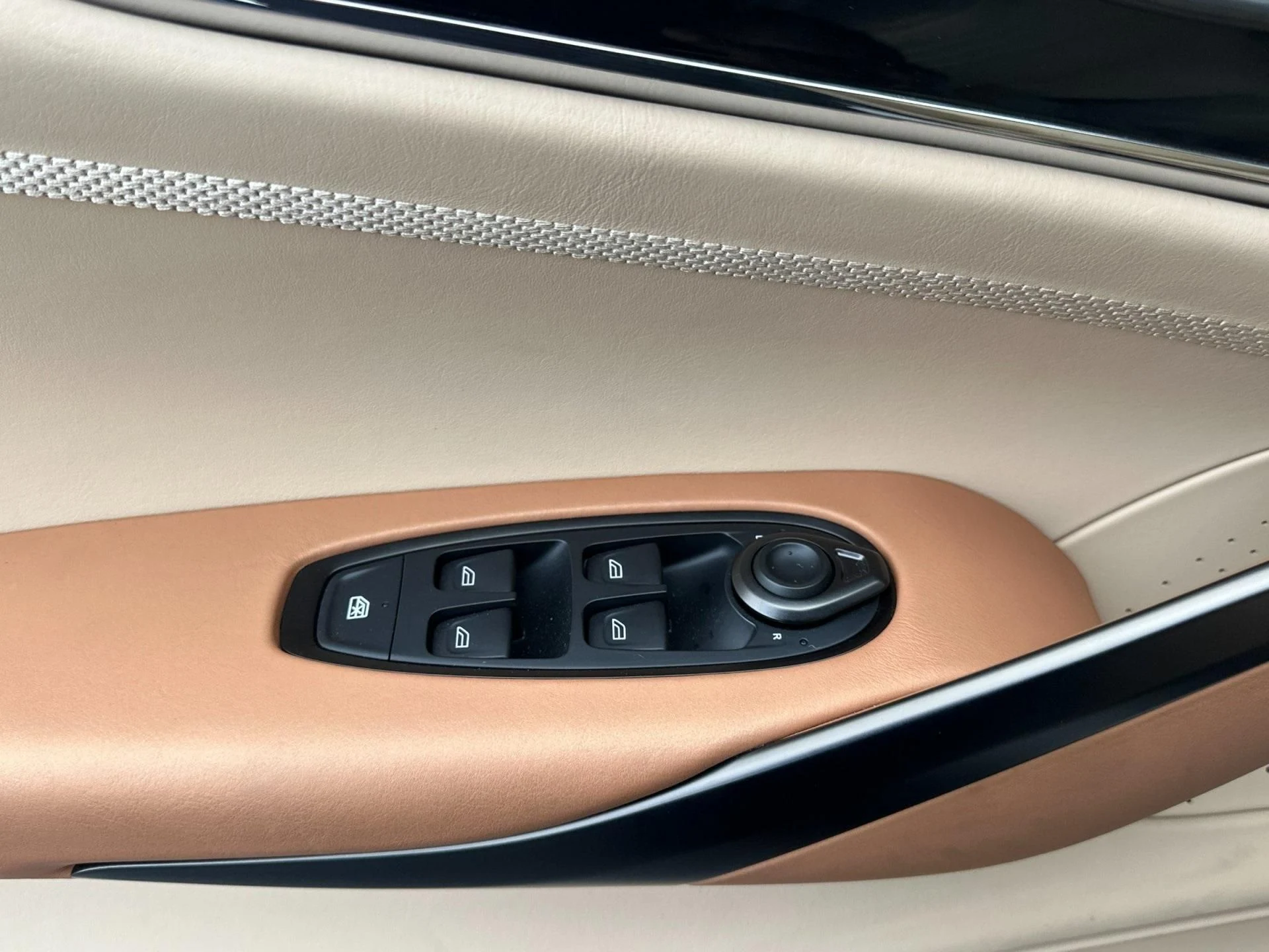mph012_1934045283_New_2025_Aston_Martin_DBX_707_1759500532_25437d7d54