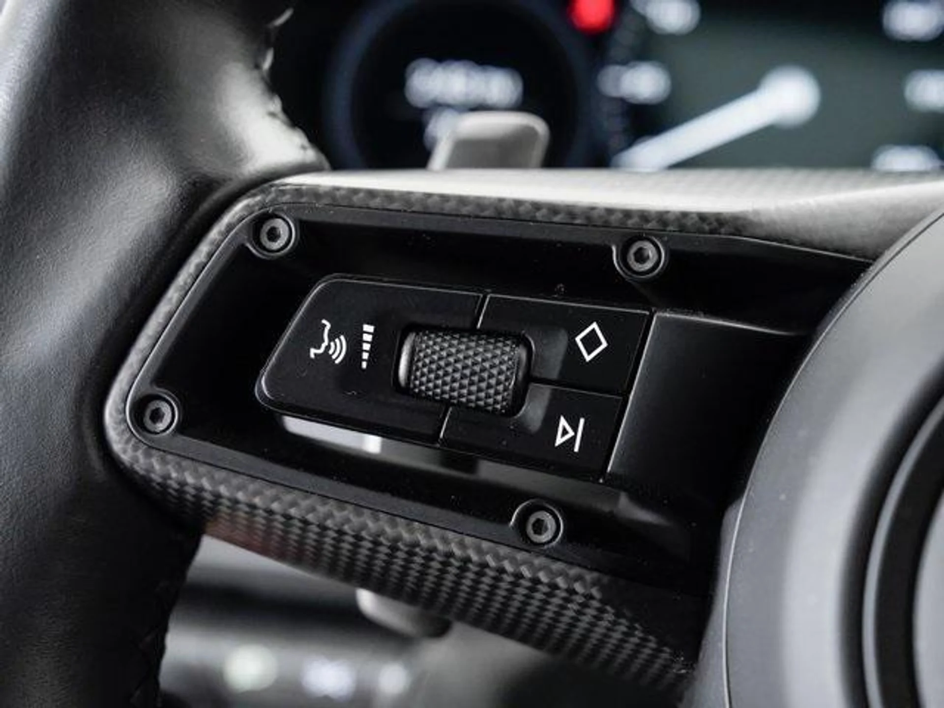 mph012_1936020194_gh_NVS_1x_Yr_Qvr3_Cs_e5_Sl_T_Hi8_G_Dg_df1a7b4e75