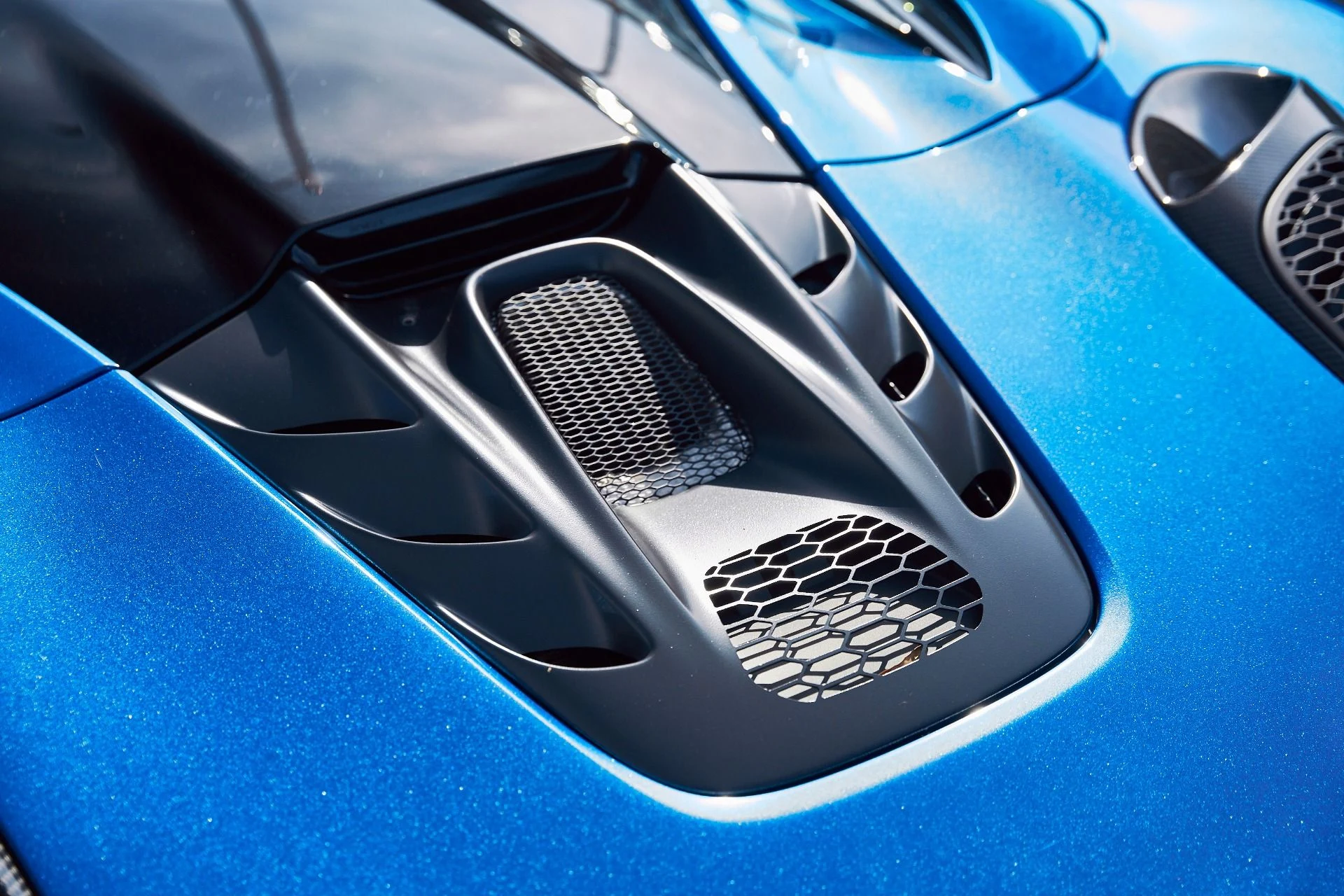 mph012_1937344560_Used_2025_Mc_Laren_Artura_1769567578_f593b56892