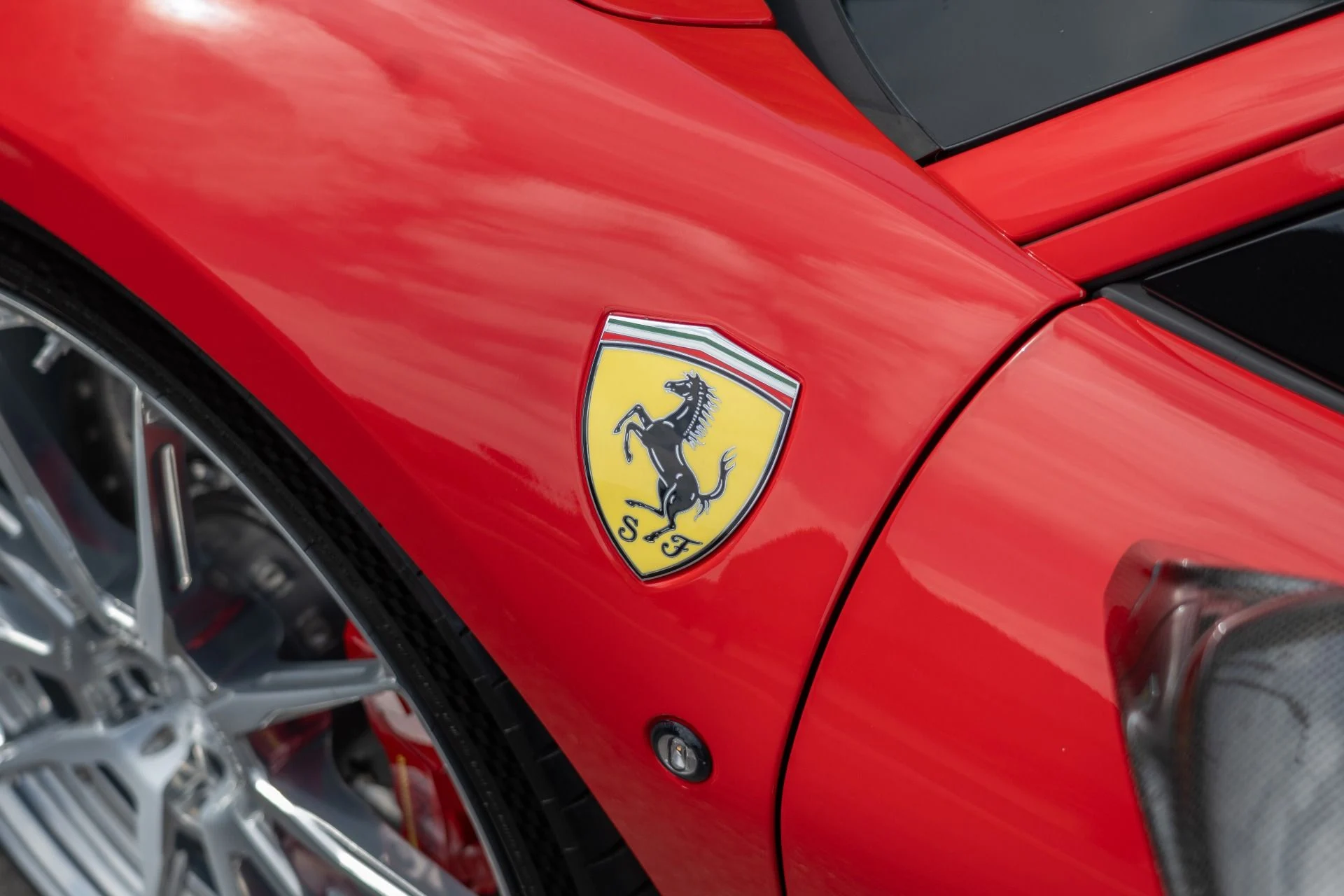 mph012_1937865620_Used_2020_Ferrari_F8_Tributo_1759967569_37c8c8f4ef