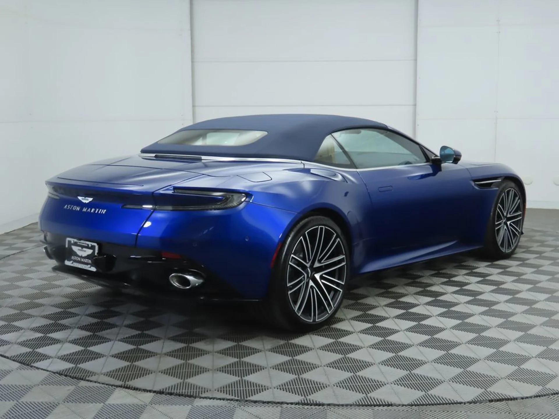 mph012_1944812401_used_2026_aston_martin_db12_volante_8119_23037586_13_1024_7ba5745833