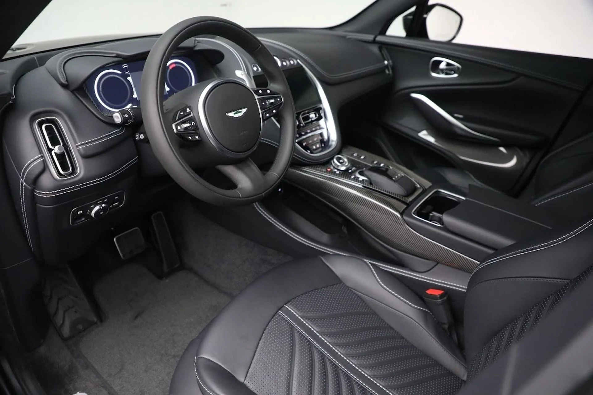 mph012_1945598526_Used_2023_Aston_Martin_DBX_707_1682624534_a86f4d1e6e