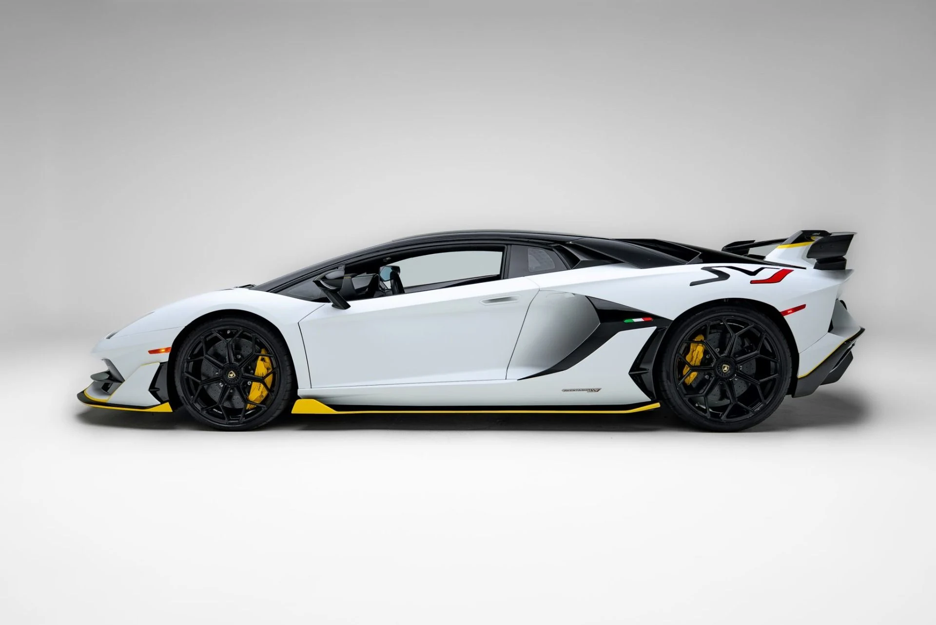 mph012_1957864315_Used_2021_Lamborghini_Aventador_SVJ_LP_770_4_SVJ_1780078343_13f99593b6