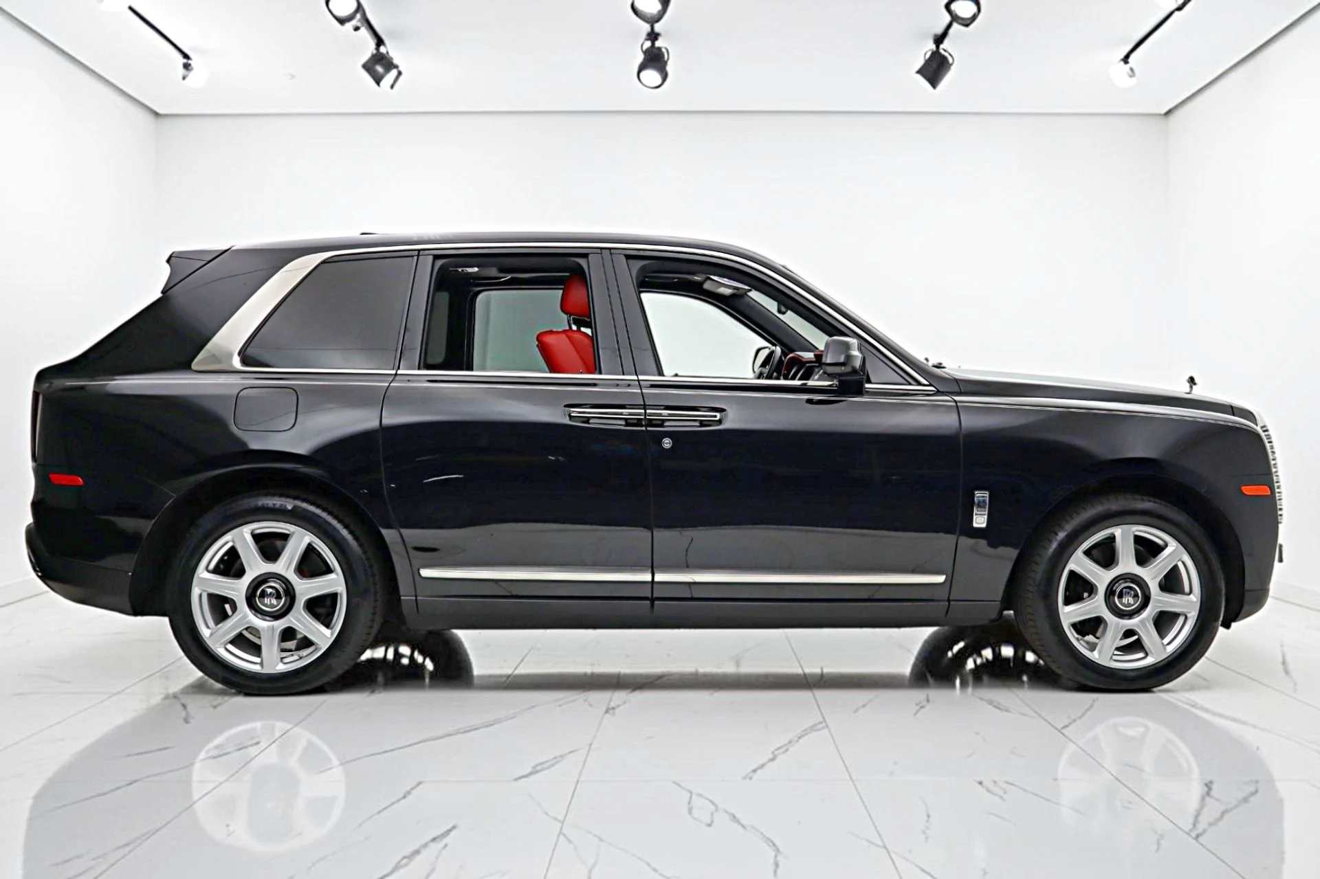 mph012_1965658929_Used_2019_Rolls_Royce_Cullinan_5ecfe84b46