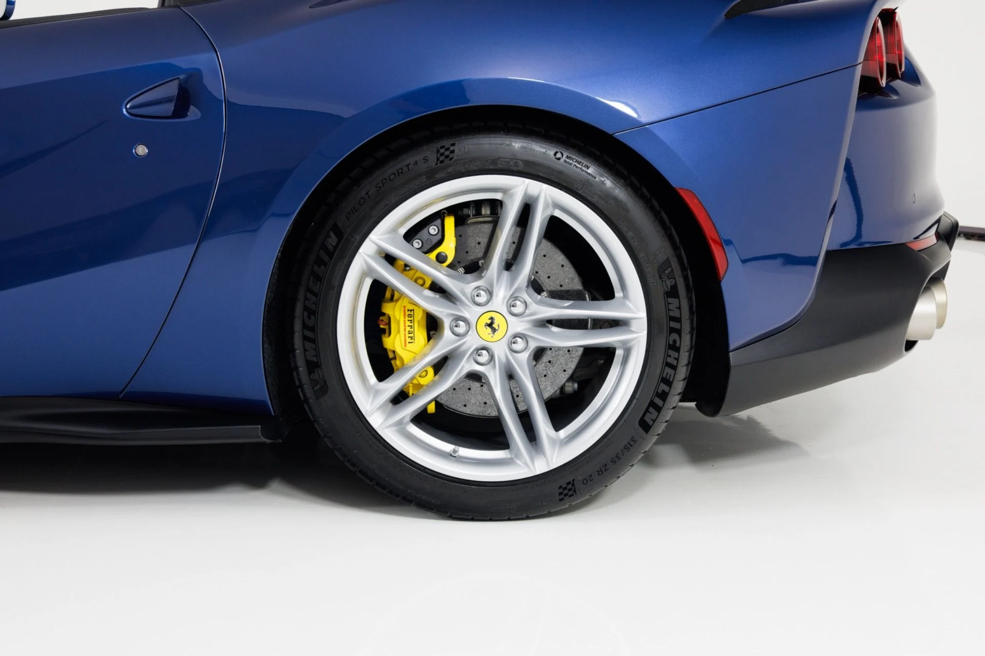 mph012_1970351240_Used_2021_Ferrari_812_GTS_1786404008_1bcd3340d1