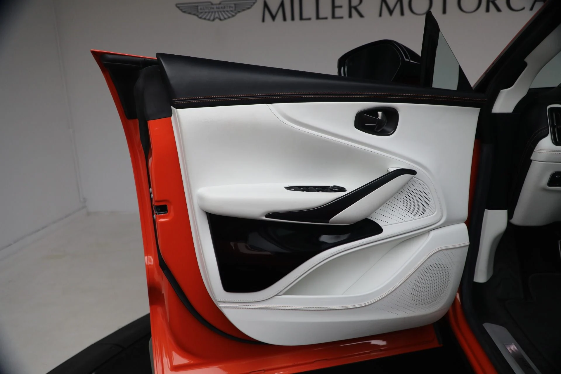 mph012_1984116614_Used_2024_Aston_Martin_DBX_707_1772122329_118fd8298c