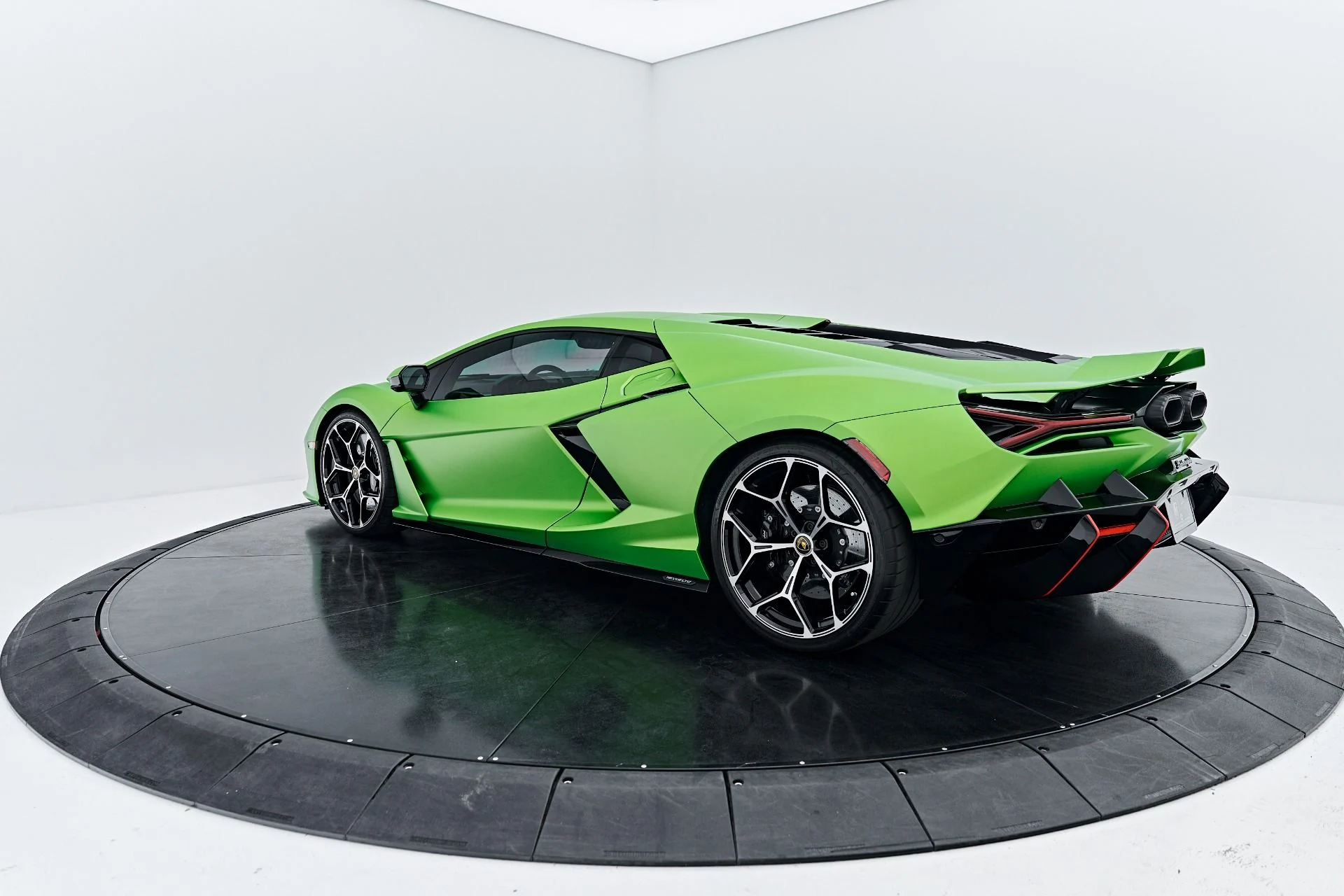 mph012_1984557361_Used_2024_Lamborghini_Revuelto_Base_1789697455_5a30b5aae1