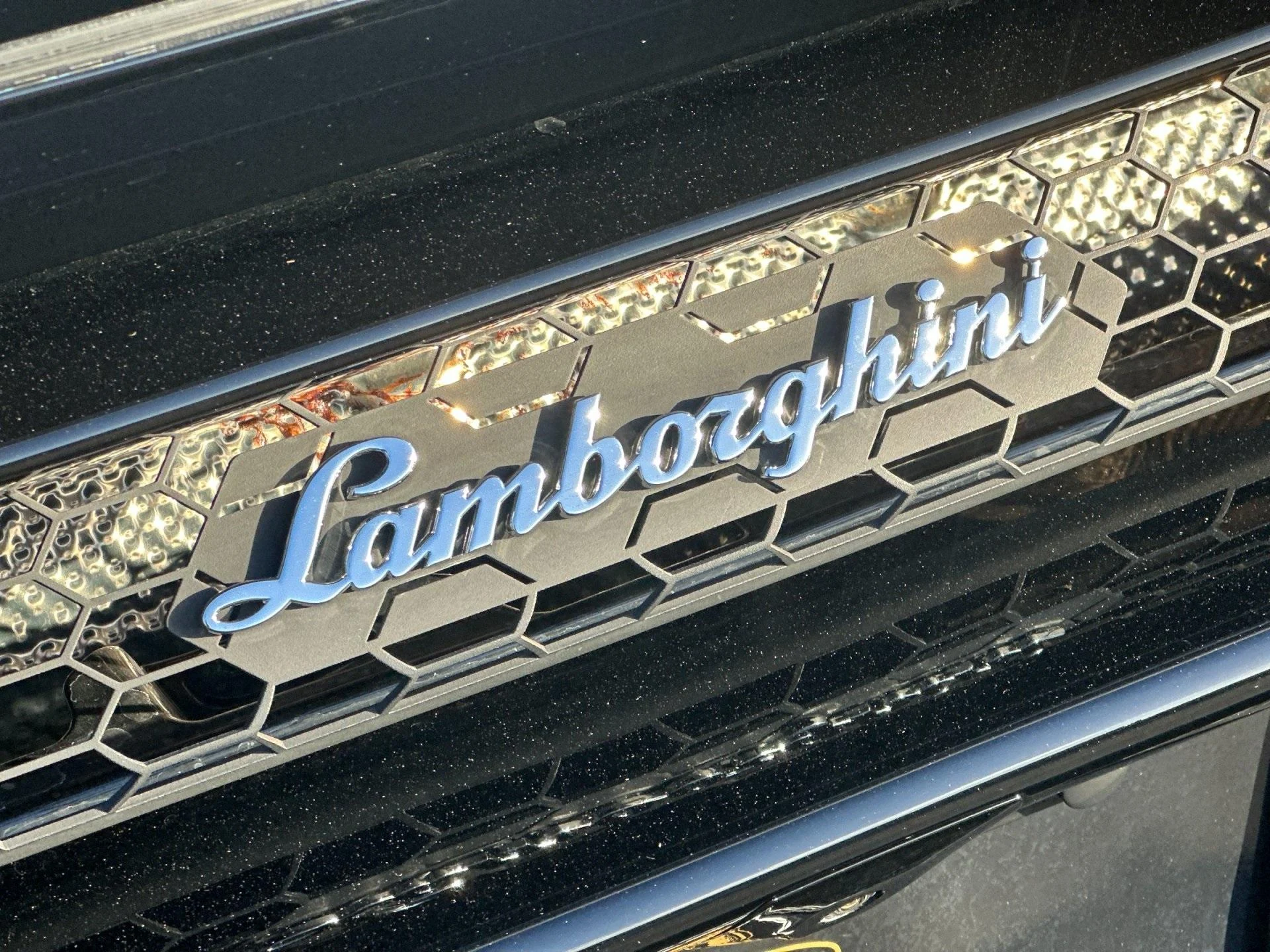 mph012_1988373120_Used_2020_Lamborghini_Huracan_EVO_Selezione_CPO_1762507871_9adabc490a