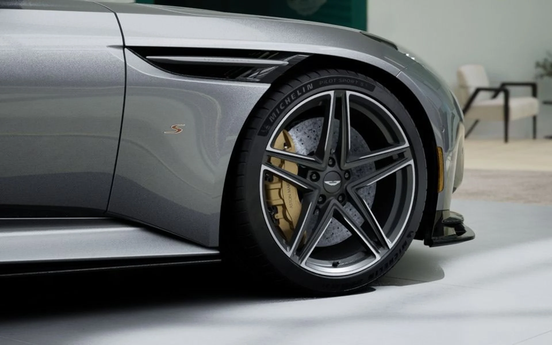 mph012_1993139398_New_2027_Aston_Martin_DB_12_S_Volante_In_Transit_9ff5d1eeca
