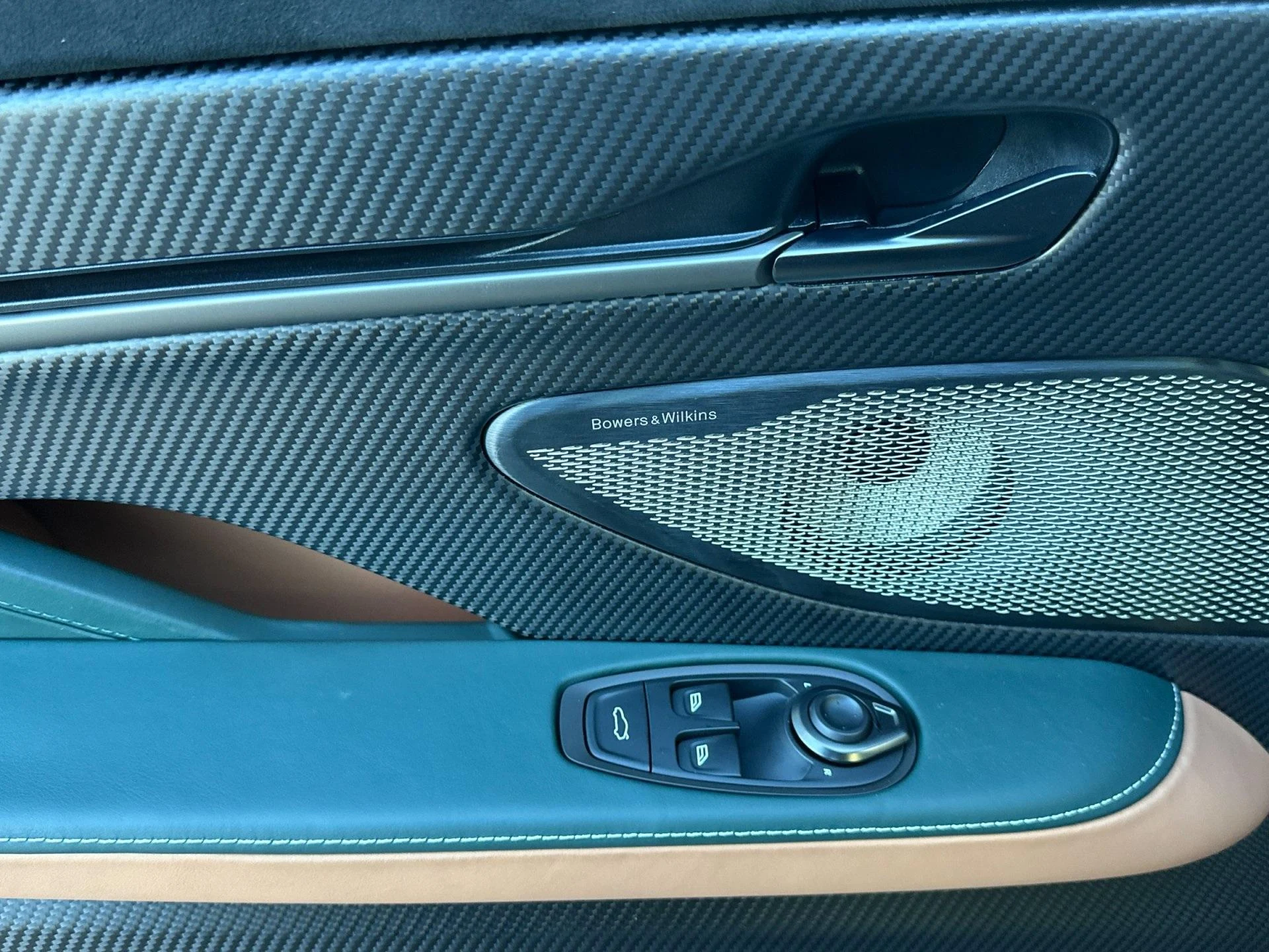 mph012_19959902_New_2025_Aston_Martin_Vanquish_Coupe_1758724510_d0bbf2ce23