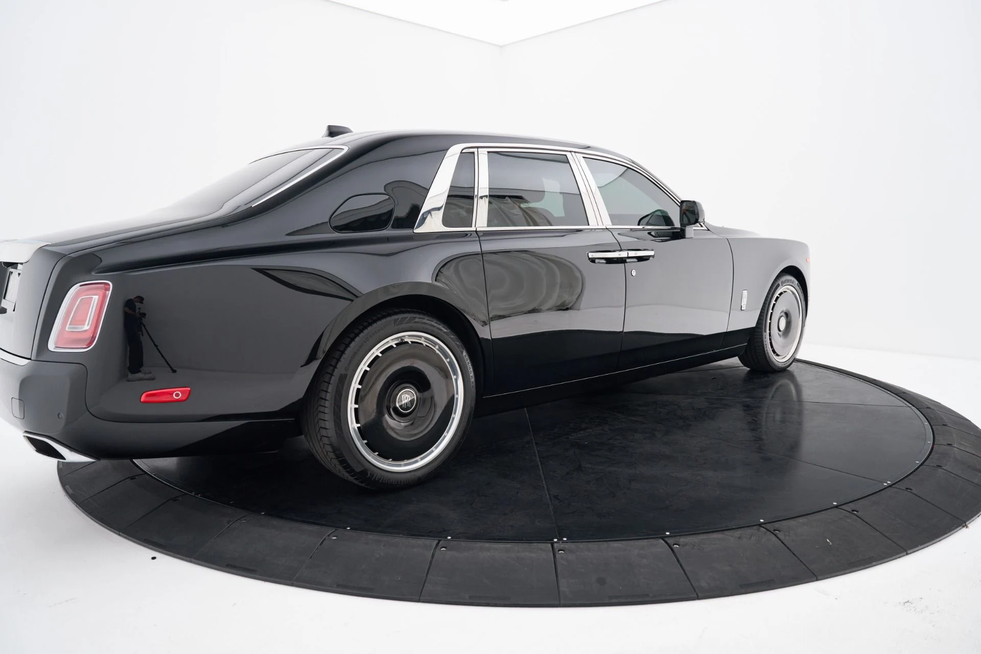 mph012_2000627374_Used_2026_Rolls_Royce_Phantom_Base_1792609412_28853fd847