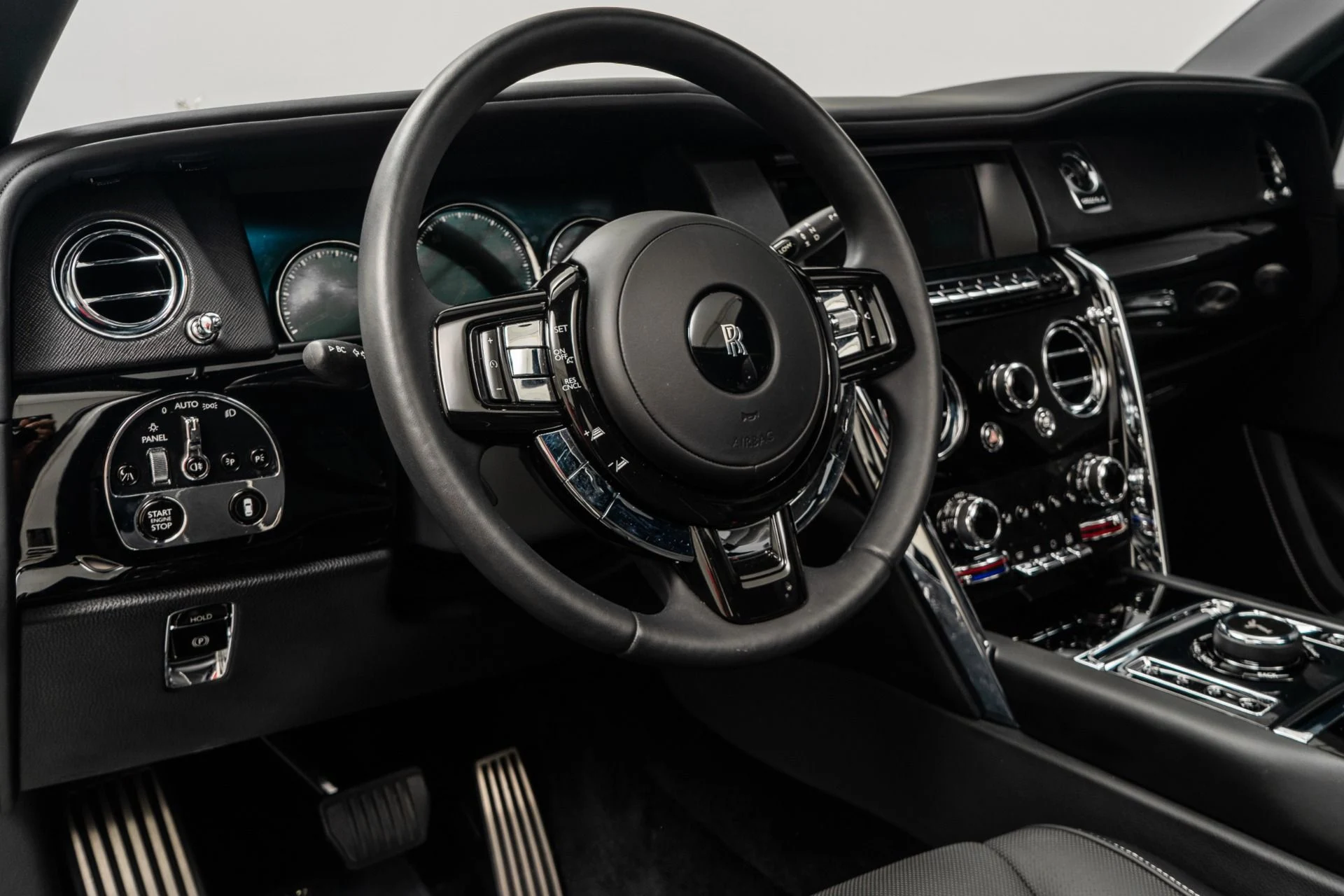 mph012_2027130359_Used_2020_Rolls_Royce_Cullinan_Polished_22_Wheels_Rear_Theatre_Configuration_Rolls_Royce_Bespoke_Audio_1771596522_80efbb7c92