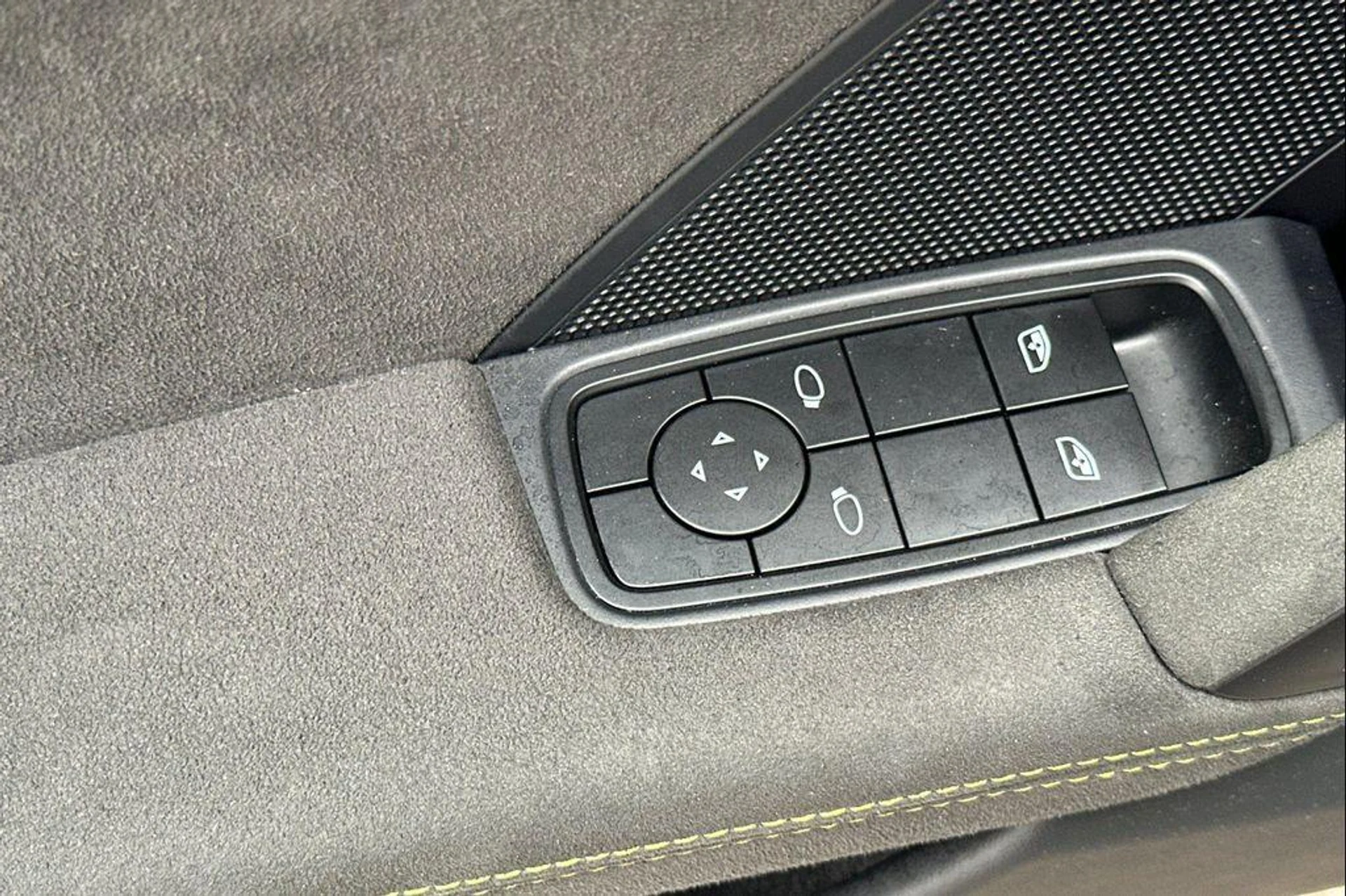 mph012_2038896830_Z_Et_P_Ymjam9_Ay0_D1_YM_uava_RW_3k_f9cb88a5af