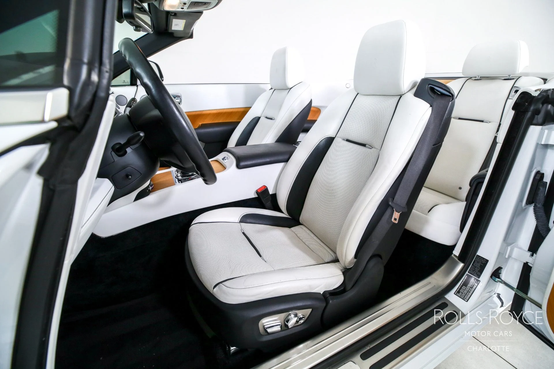 mph012_2045669914_Used_2019_Rolls_Royce_Dawn_1750192596_3c393042f5