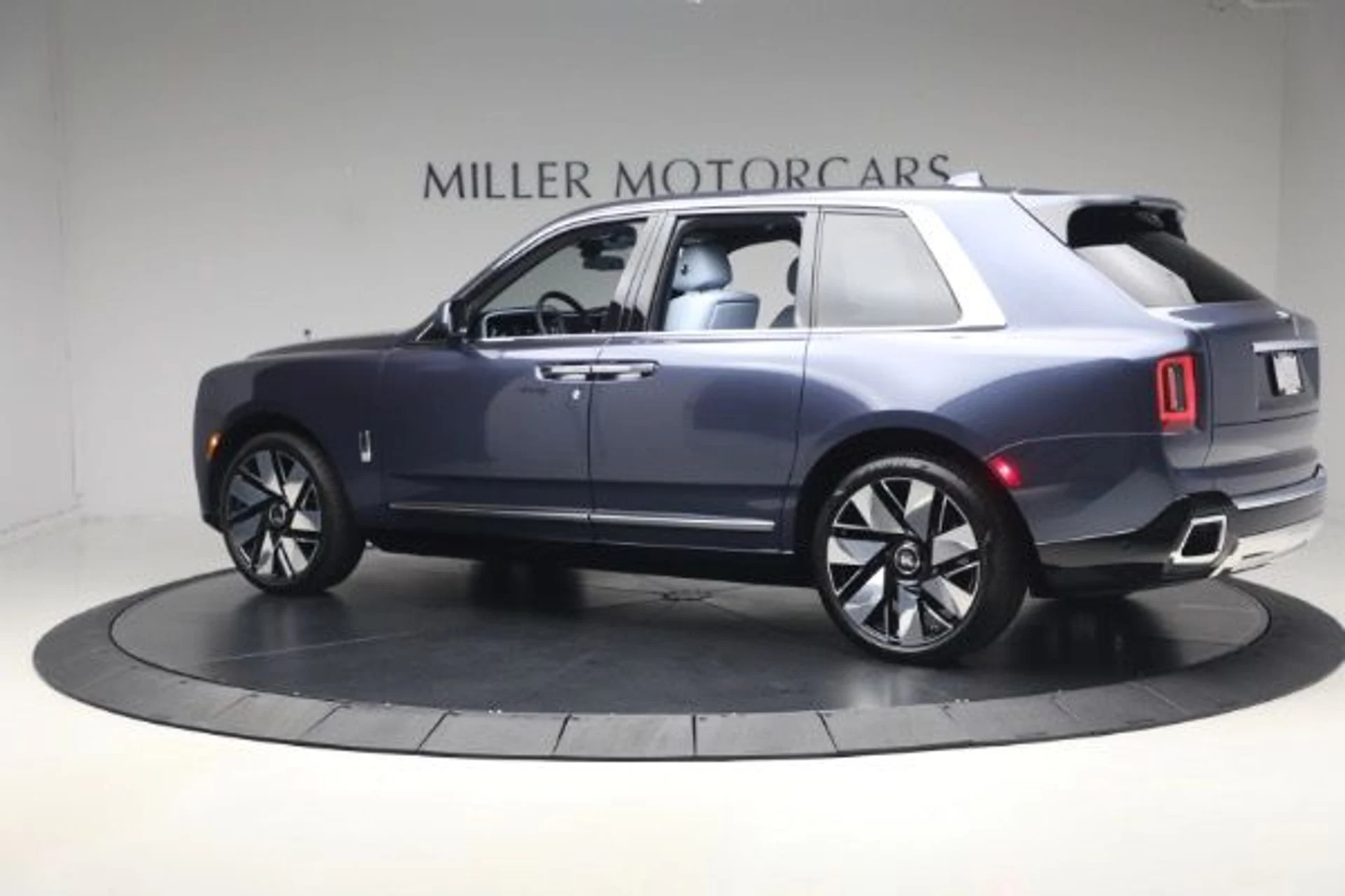 mph012_2050328134_Used_2025_Rolls_Royce_Cullinan_772cb15888