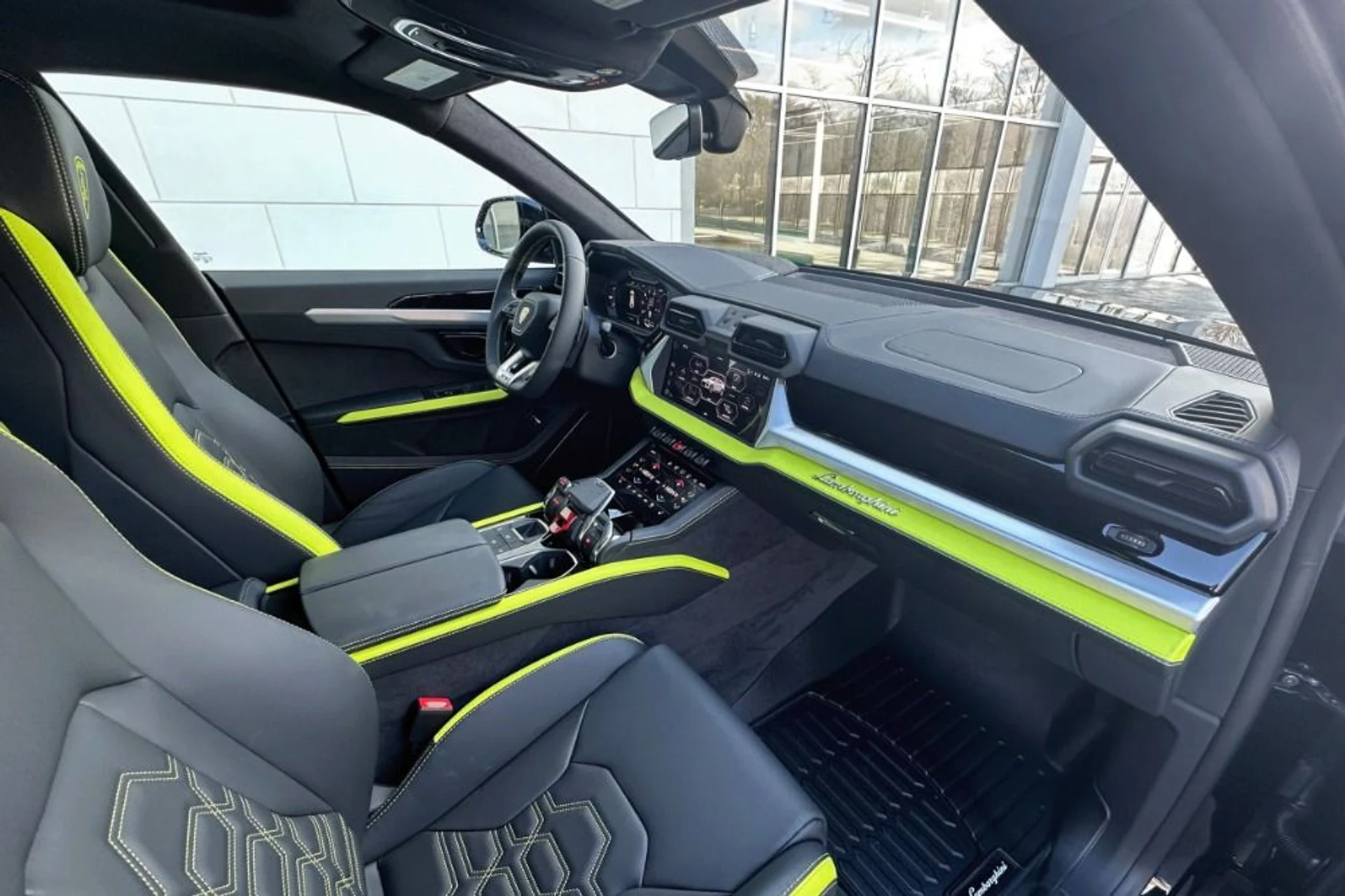 mph012_2092492795_Used_2025_Lamborghini_Urus_SE_1770899583_cfd1bc9efe
