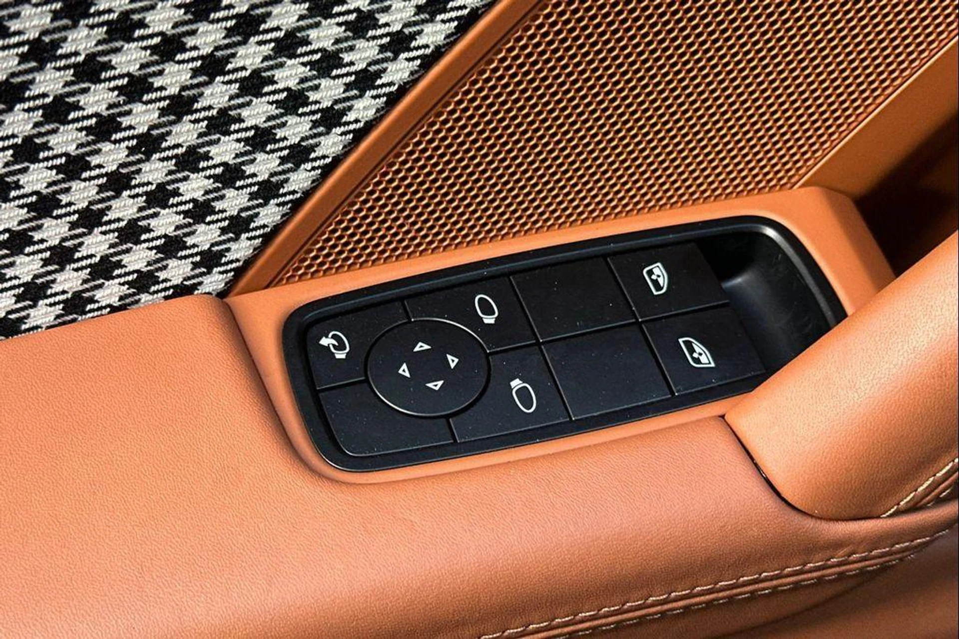 mph012_2093754010_B_Jd406_P_Nl0_Zfx_R_Sp_AX_Ecz_HQ_Hz3_Q_5c3381842f