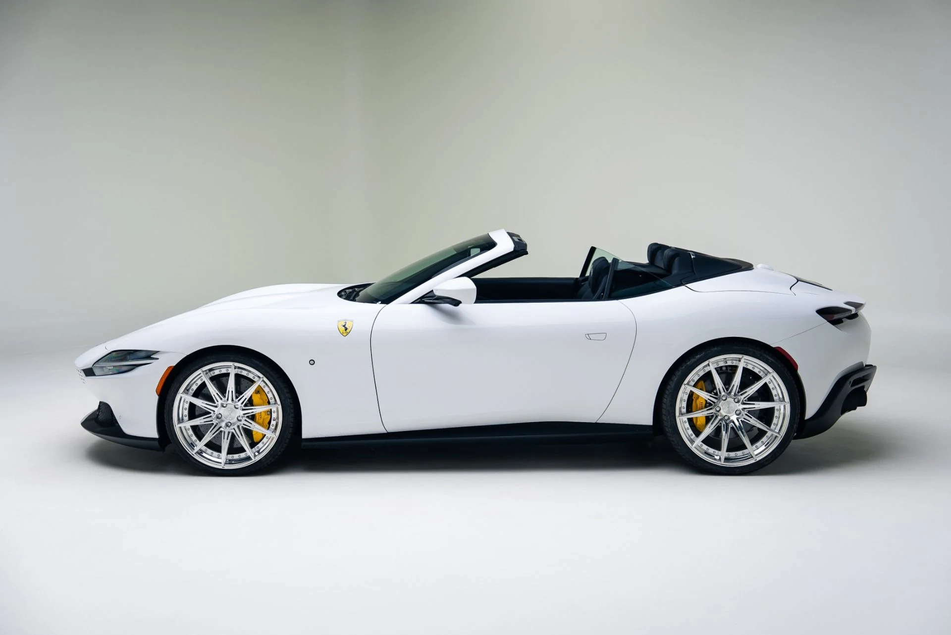 mph012_2109976348_Used_2025_Ferrari_Roma_Spider_1766089214_175451cf2c