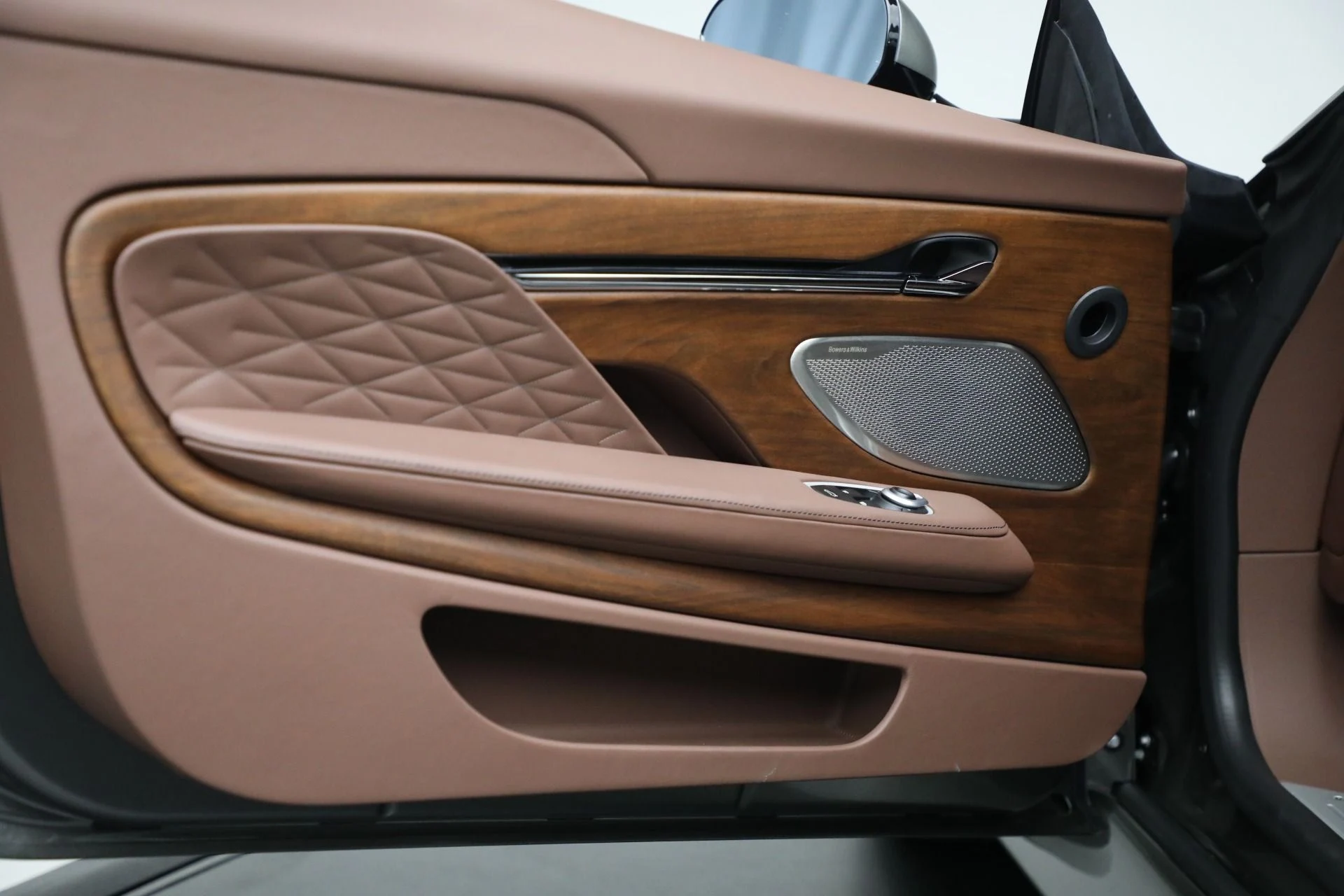 mph012_2137627212_Used_2025_Aston_Martin_DB_12_V8_1735242032_c74a1545e4