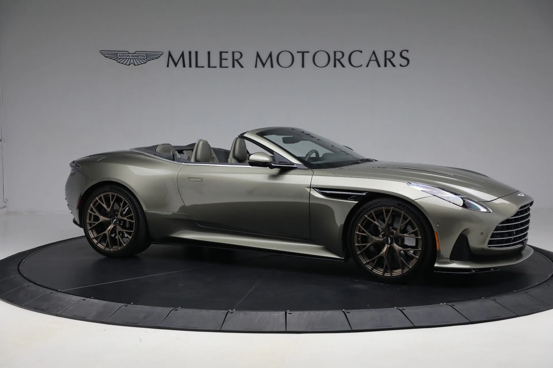 mph012_2157045761_New_2024_Aston_Martin_DB_12_Volante_1397d1c893
