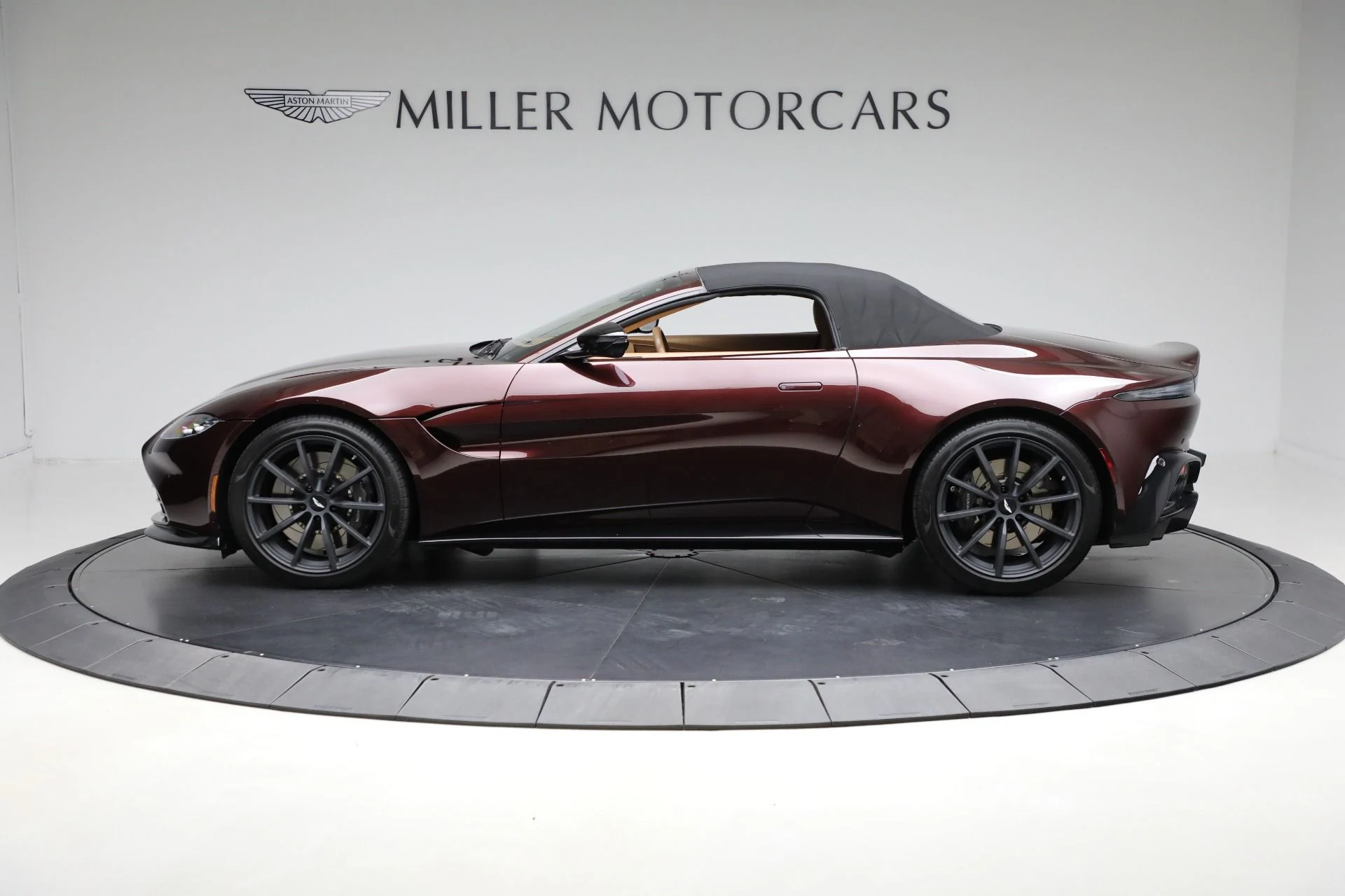 mph012_2161449314_Used_2022_Aston_Martin_Vantage_3db8868c9f
