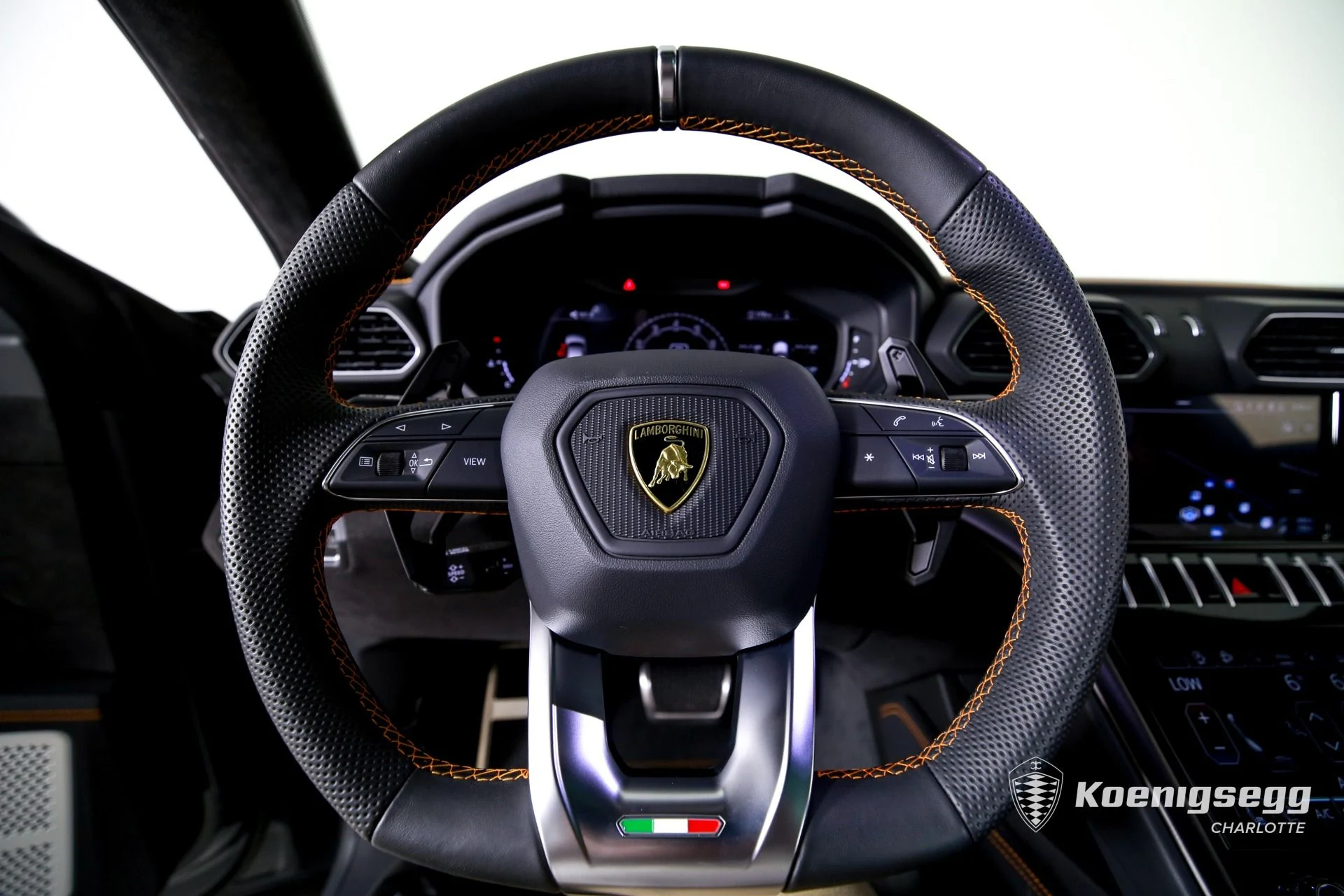 mph012_2181940667_Used_2024_Lamborghini_Urus_S_1761085195_73fac2052b