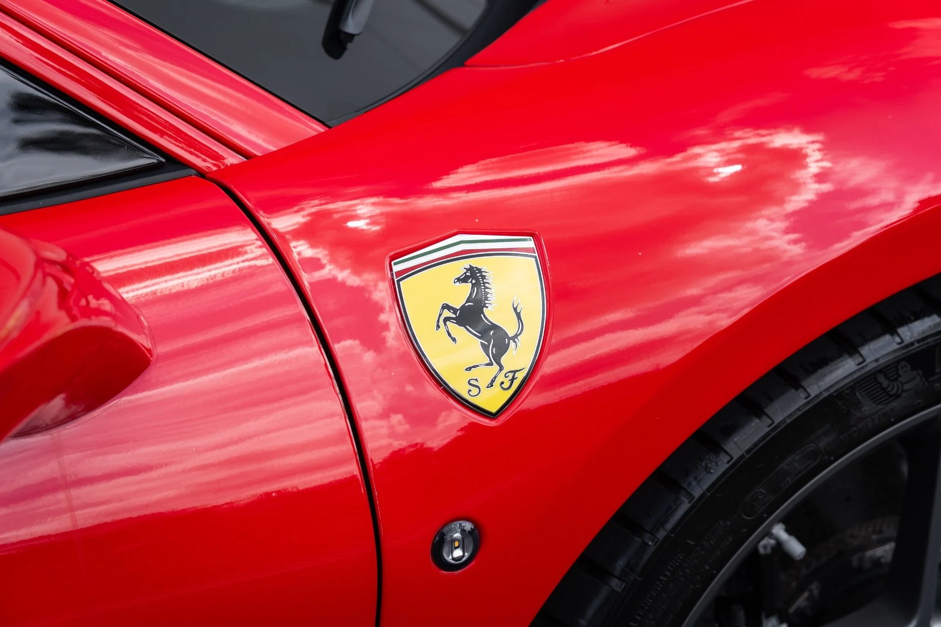 mph012_2185200871_Used_2022_Ferrari_F8_Tributo_1777610144_e322dc572b