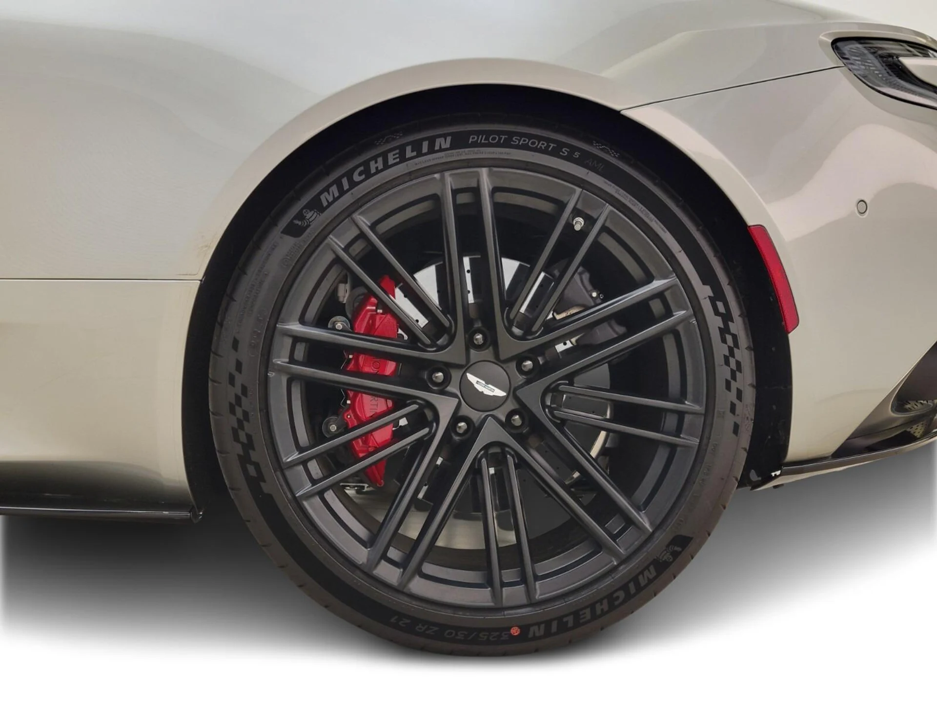 mph012_2188799977_Used_2024_Aston_Martin_DB_12_1734001266_2d91c4598a