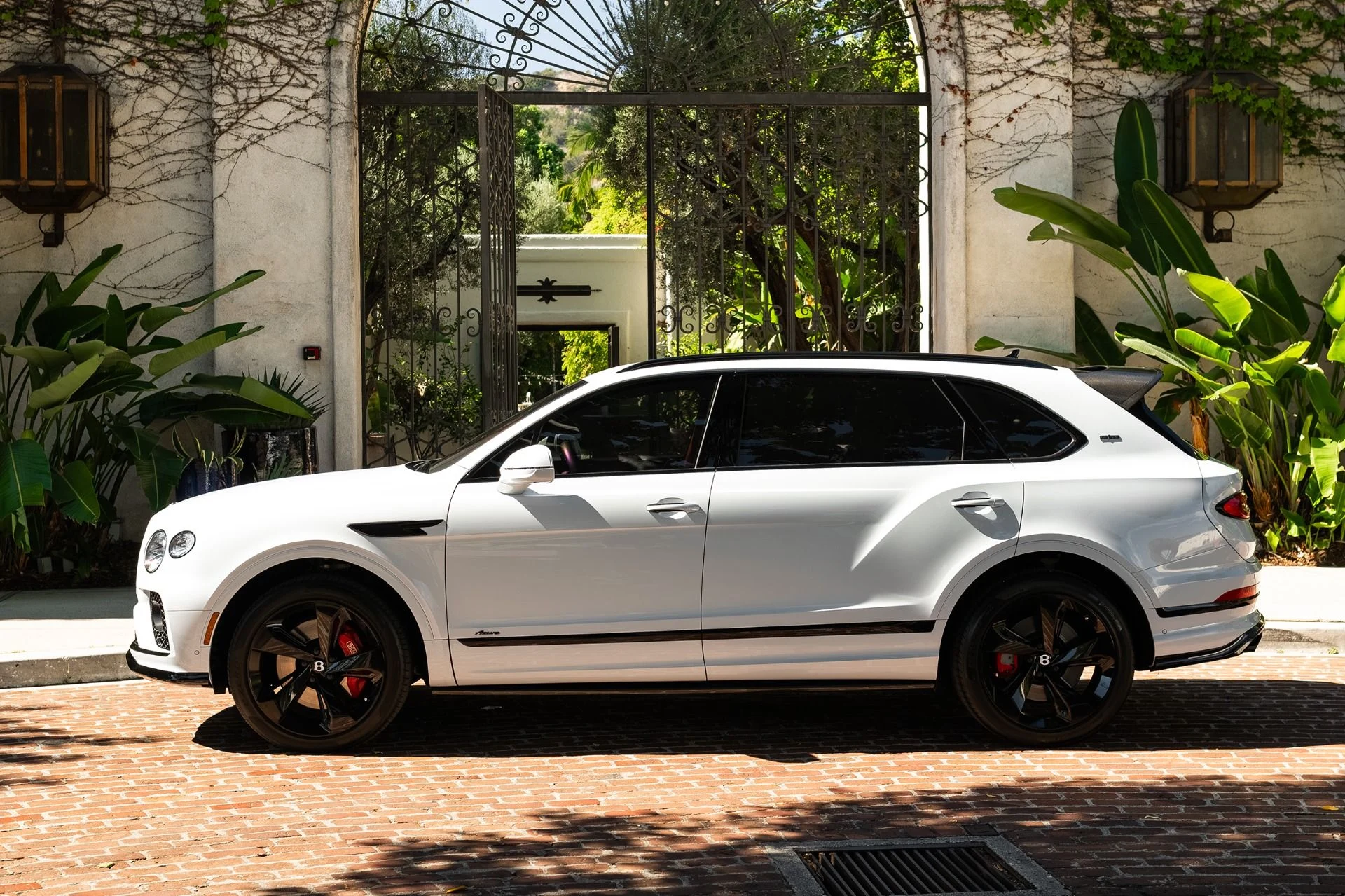 mph012_2197924439_Used_2023_Bentley_Bentayga_EWB_Azure_V8_1790986888_5d95fe6502