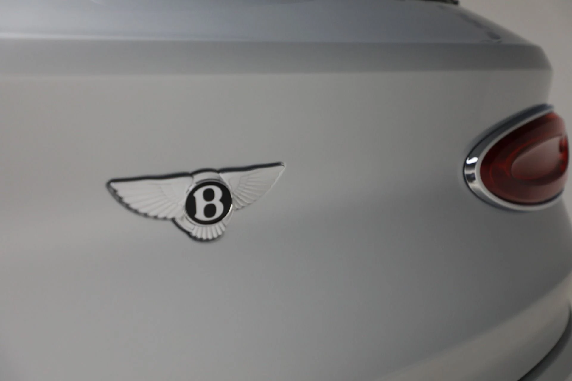 mph012_2198843317_New_2025_Bentley_Bentayga_EWB_V8_53593622af