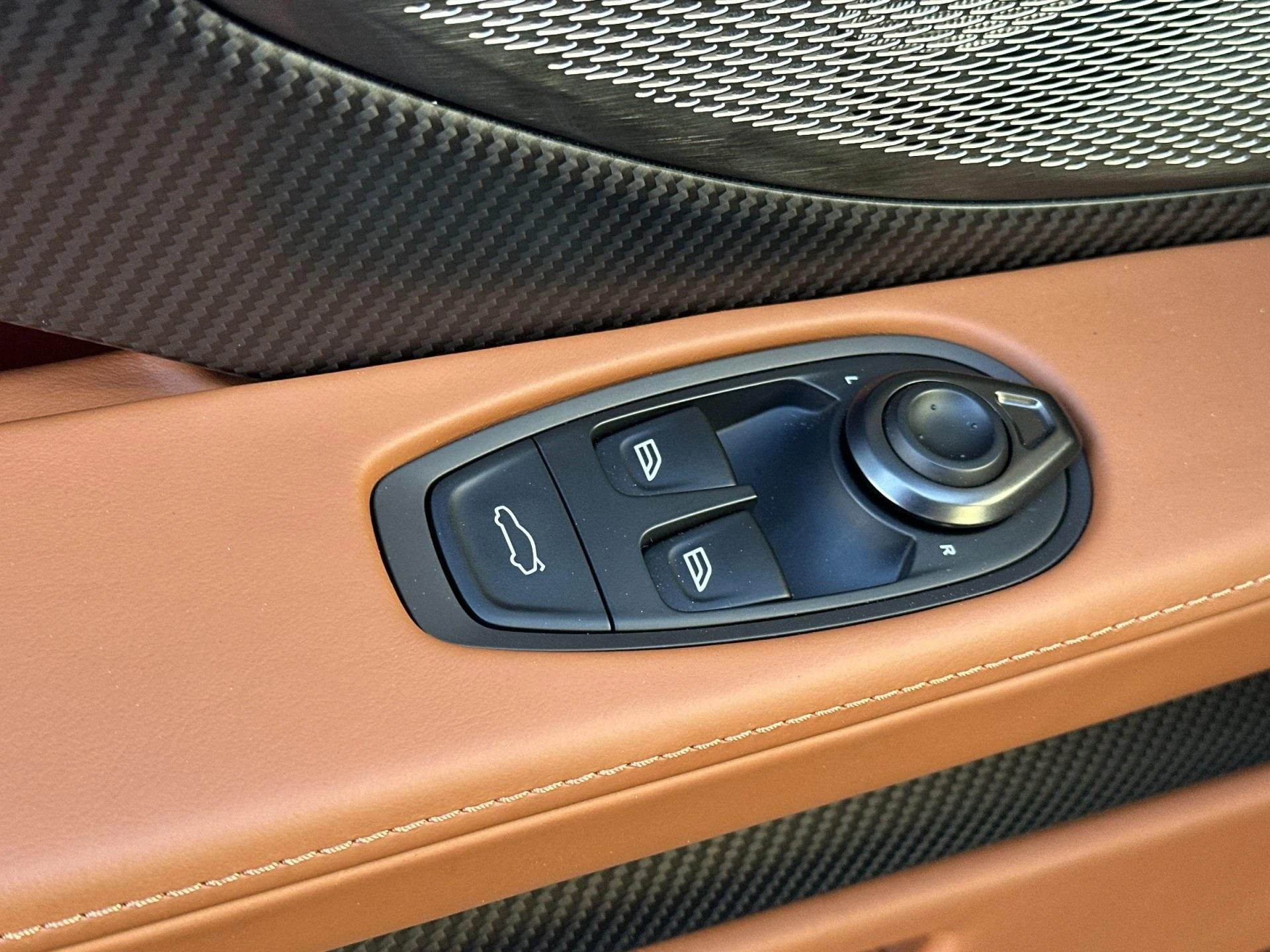 mph012_2210219367_New_2025_Aston_Martin_Vanquish_V12_1761314720_82b222b3b2