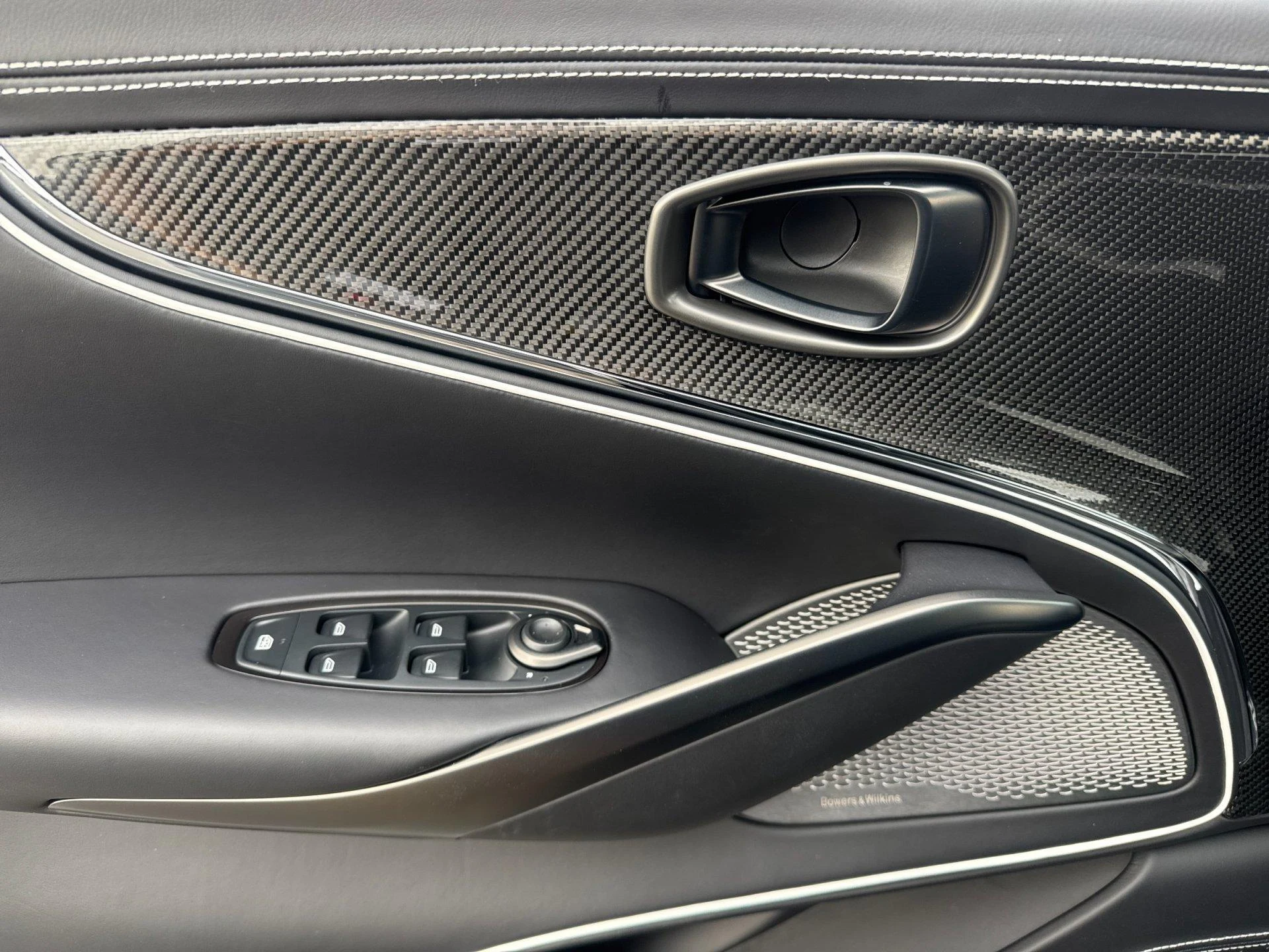 mph012_2253059236_New_2026_Aston_Martin_DBX_S_1793357267_1723849544