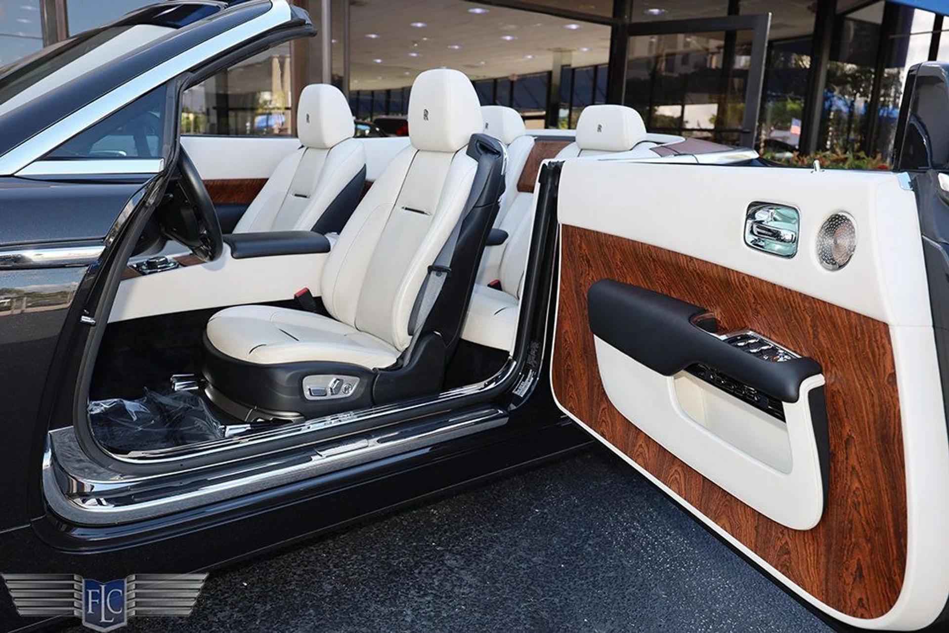 mph012_2257356874_used_2017_rolls_royce_dawn_convertible_6305_22967978_13_1024_9a6efb2c93