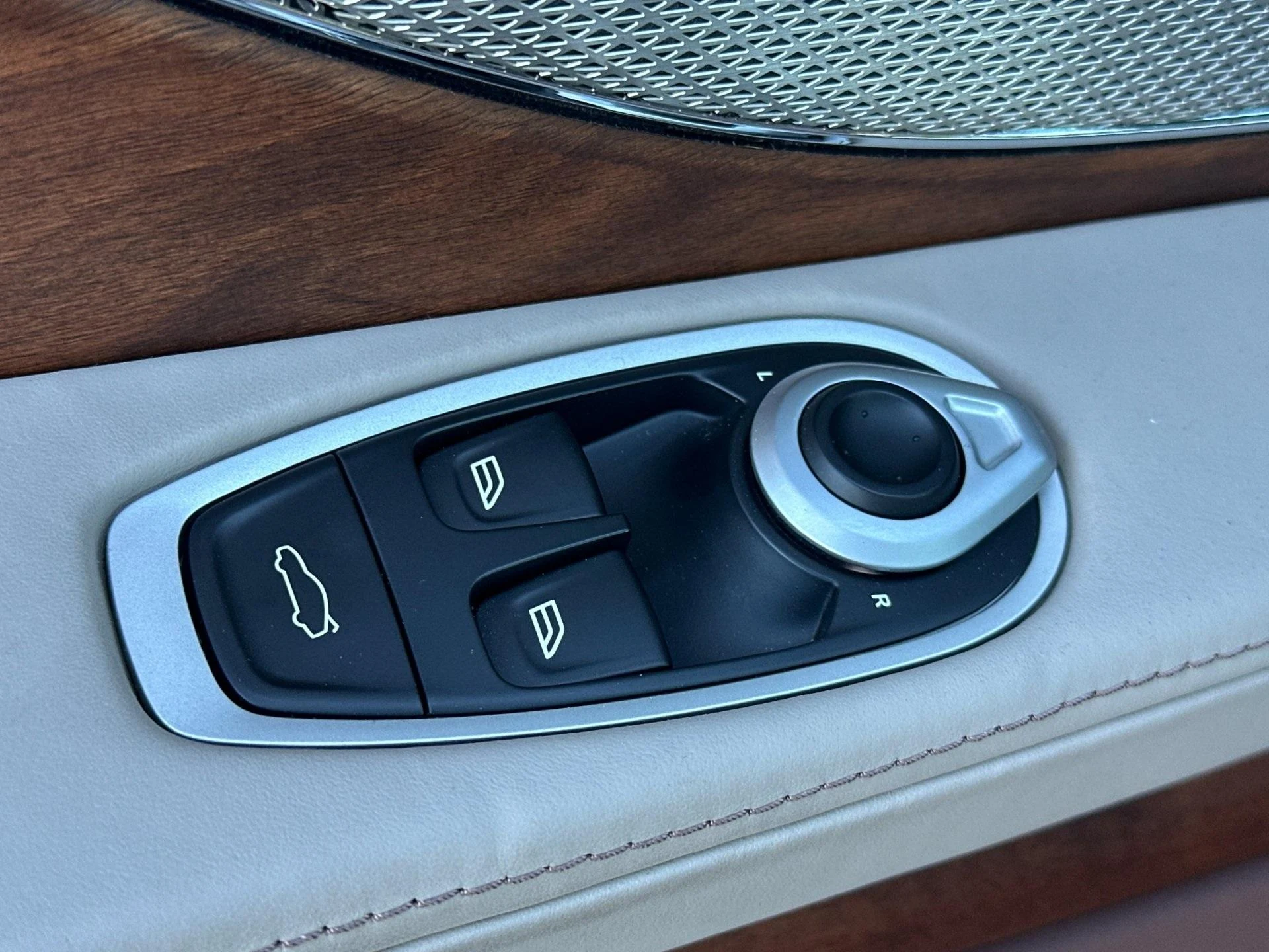 mph012_2287798003_New_2025_Aston_Martin_DB_12_1761746939_de1fe07809