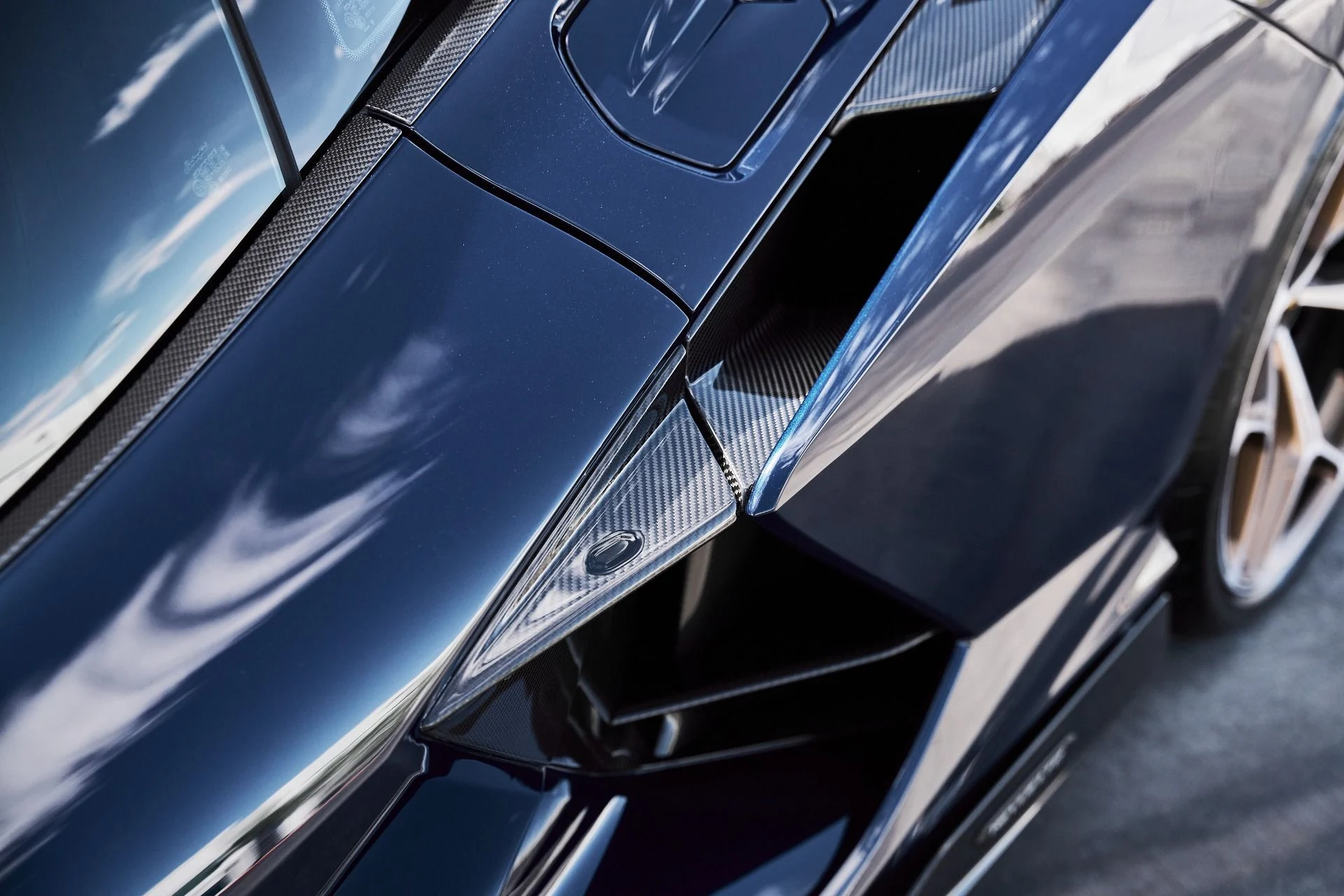 mph012_2297623349_Used_2025_Lamborghini_Revuelto_Base_1777078064_01417d8d72