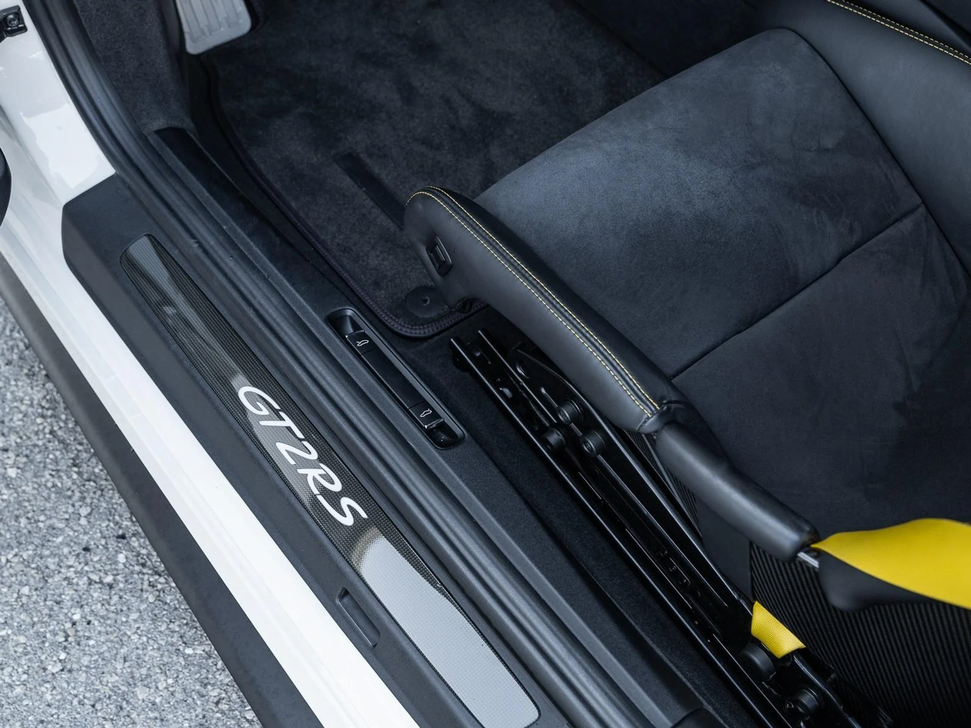 mph012_2311451975_Used_2018_Porsche_911_GT_2_RS_1763589940_39782dd070