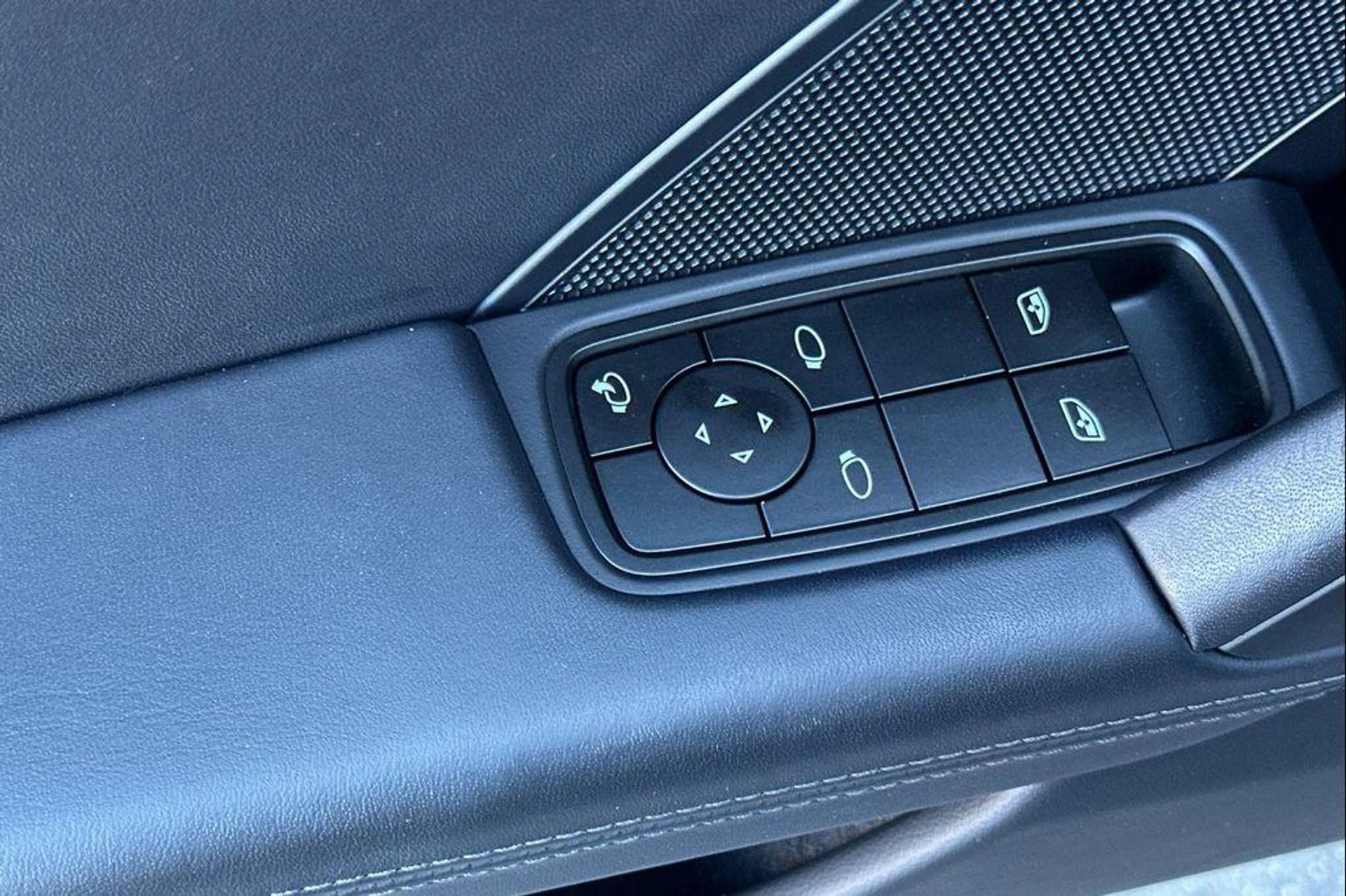 mph012_2318381829_z_Z94_Yi_WFXYBQ_1_JA_Lux_Dn_ZR_Pw_f0cb6056b2