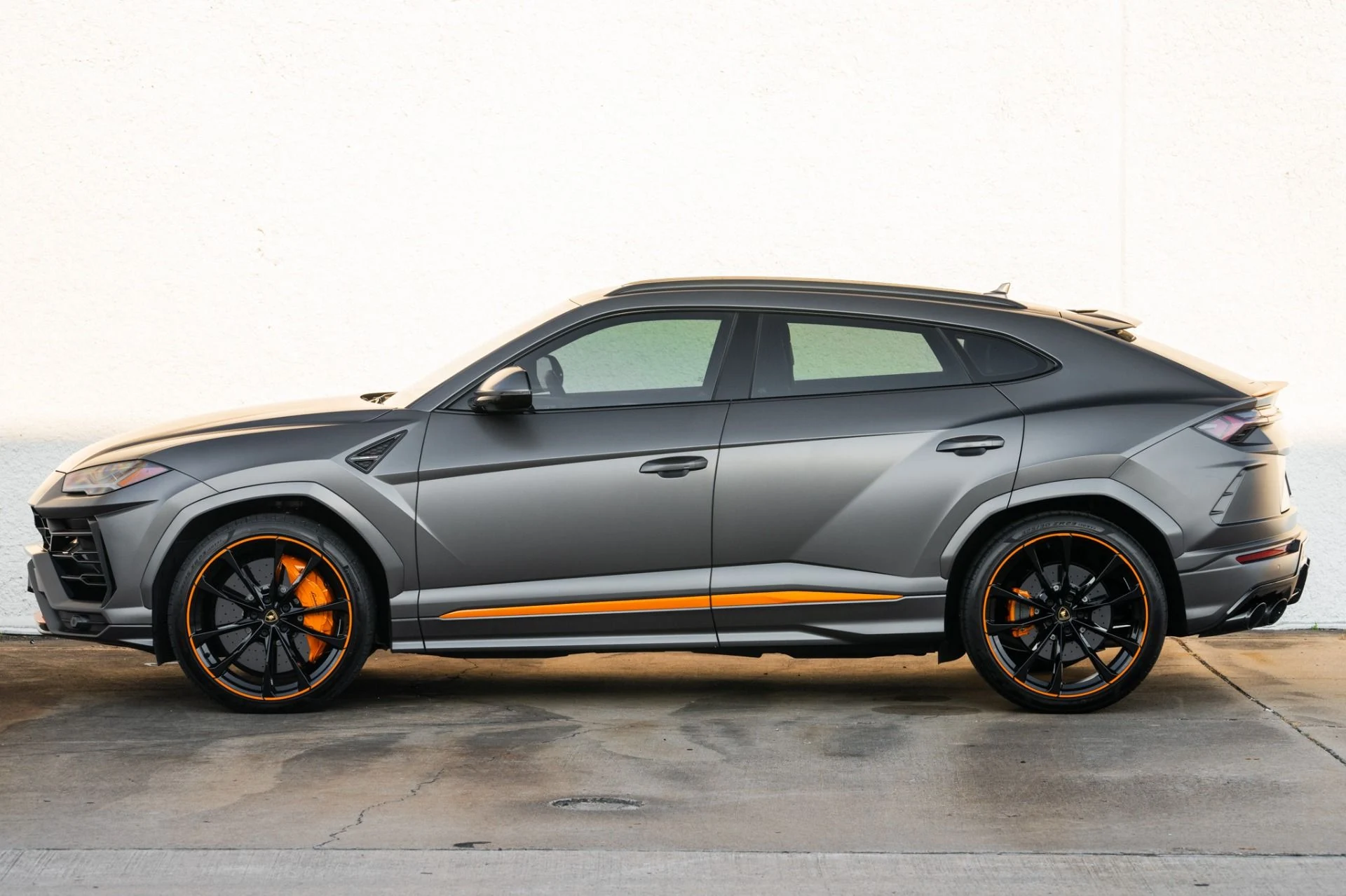 mph012_2321853090_Used_2022_Lamborghini_Urus_Graphite_Capsule_1755805440_0cc957580e