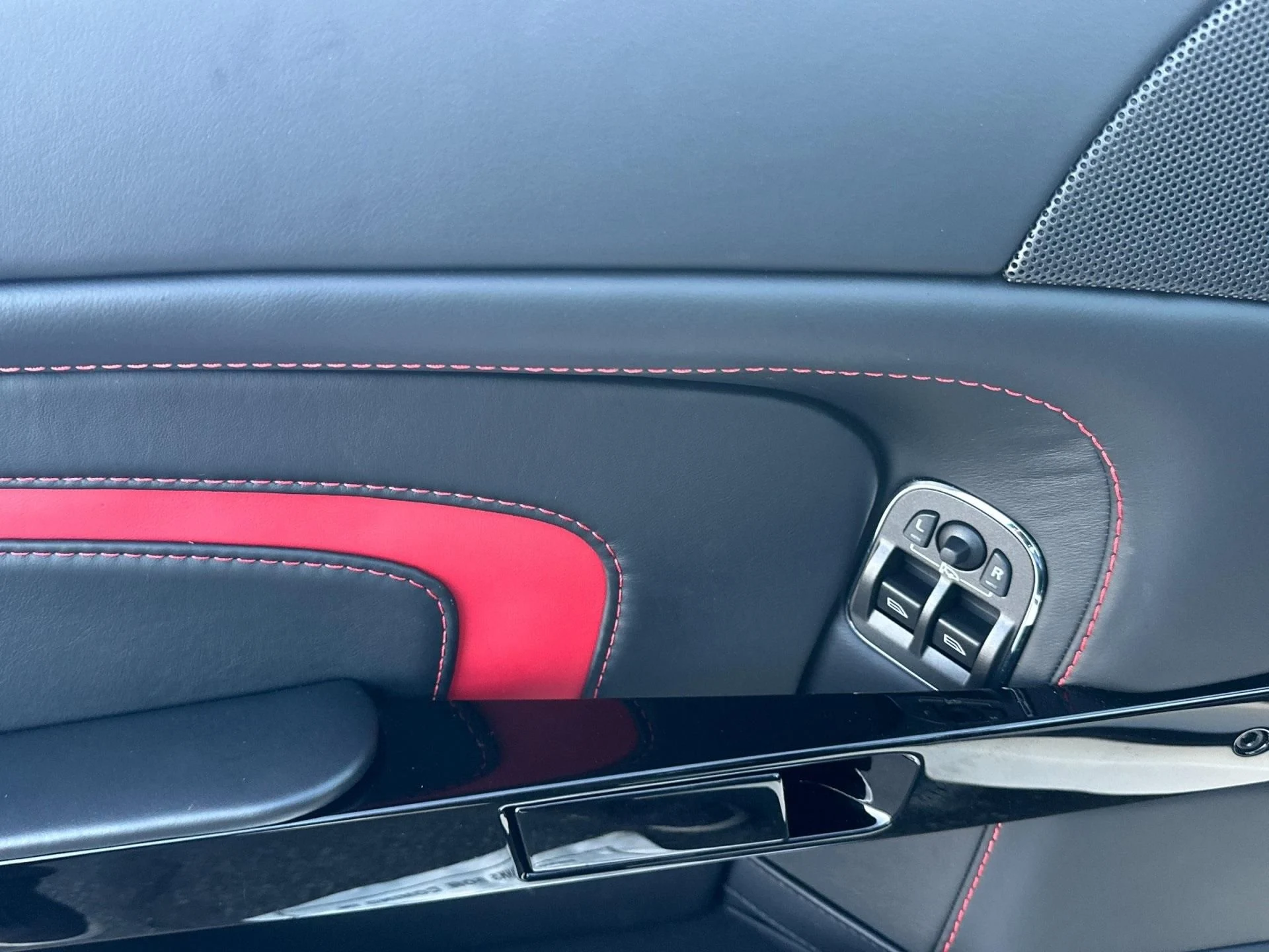 mph012_2324880580_Used_2017_Aston_Martin_V12_Vantage_S_1763219348_cb768ac7c9