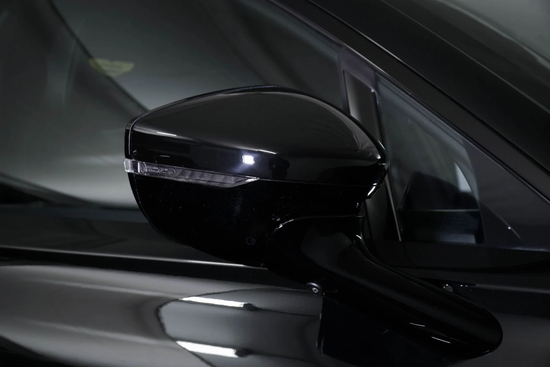 mph012_2336969549_New_2026_Aston_Martin_DBX_707_1765560873_406d7d27dd