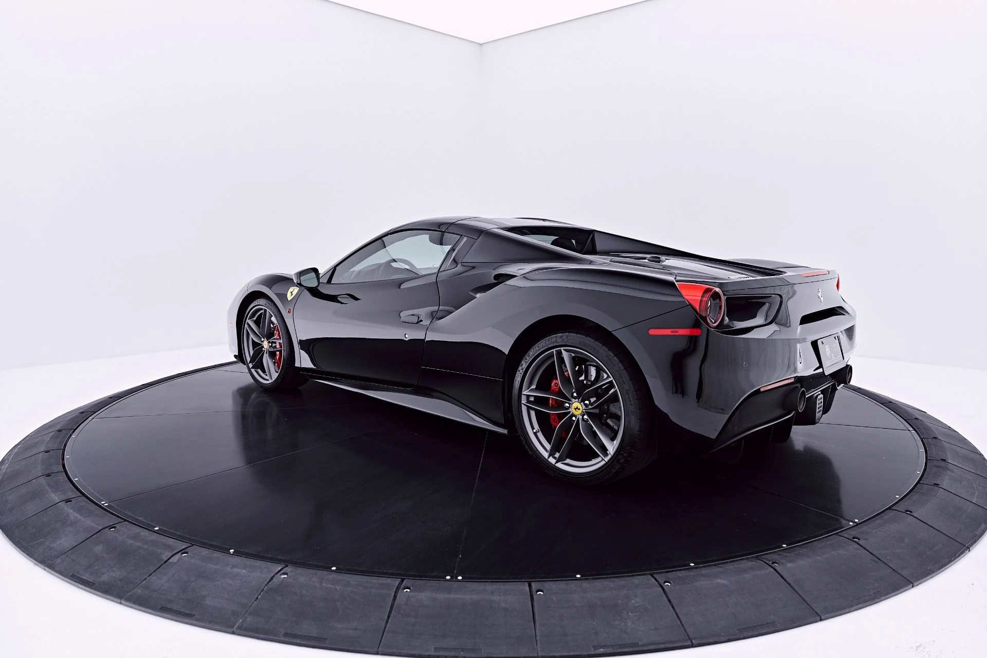 mph012_2352140535_Used_2018_Ferrari_488_Spider_Base_1782759807_99c61add28