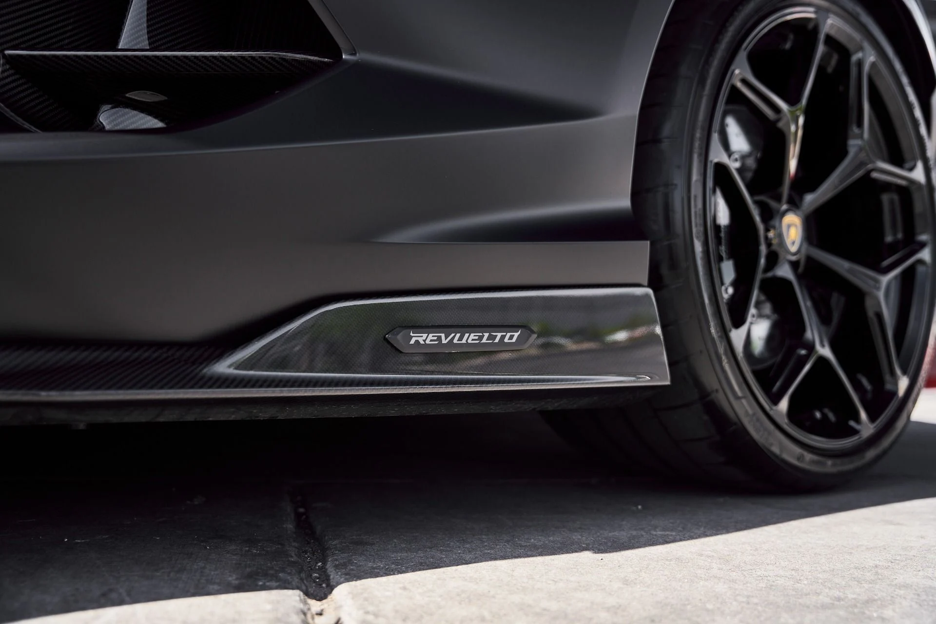 mph012_235626079_Used_2025_Lamborghini_Revuelto_Base_1774300517_67411d87b2