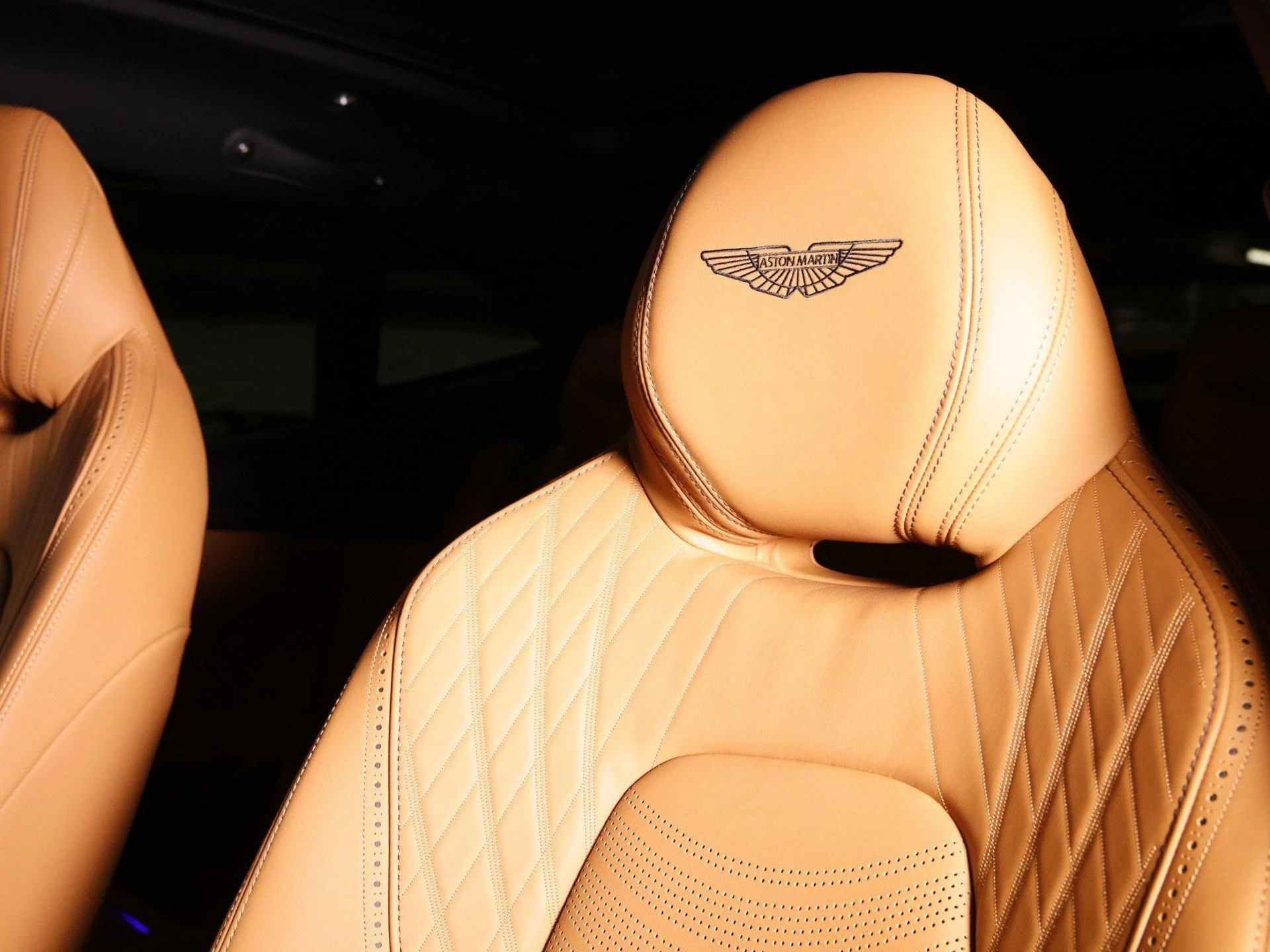 mph012_2392887433_Used_2024_Aston_Martin_DBX_707_1710413870_98ea2d713d