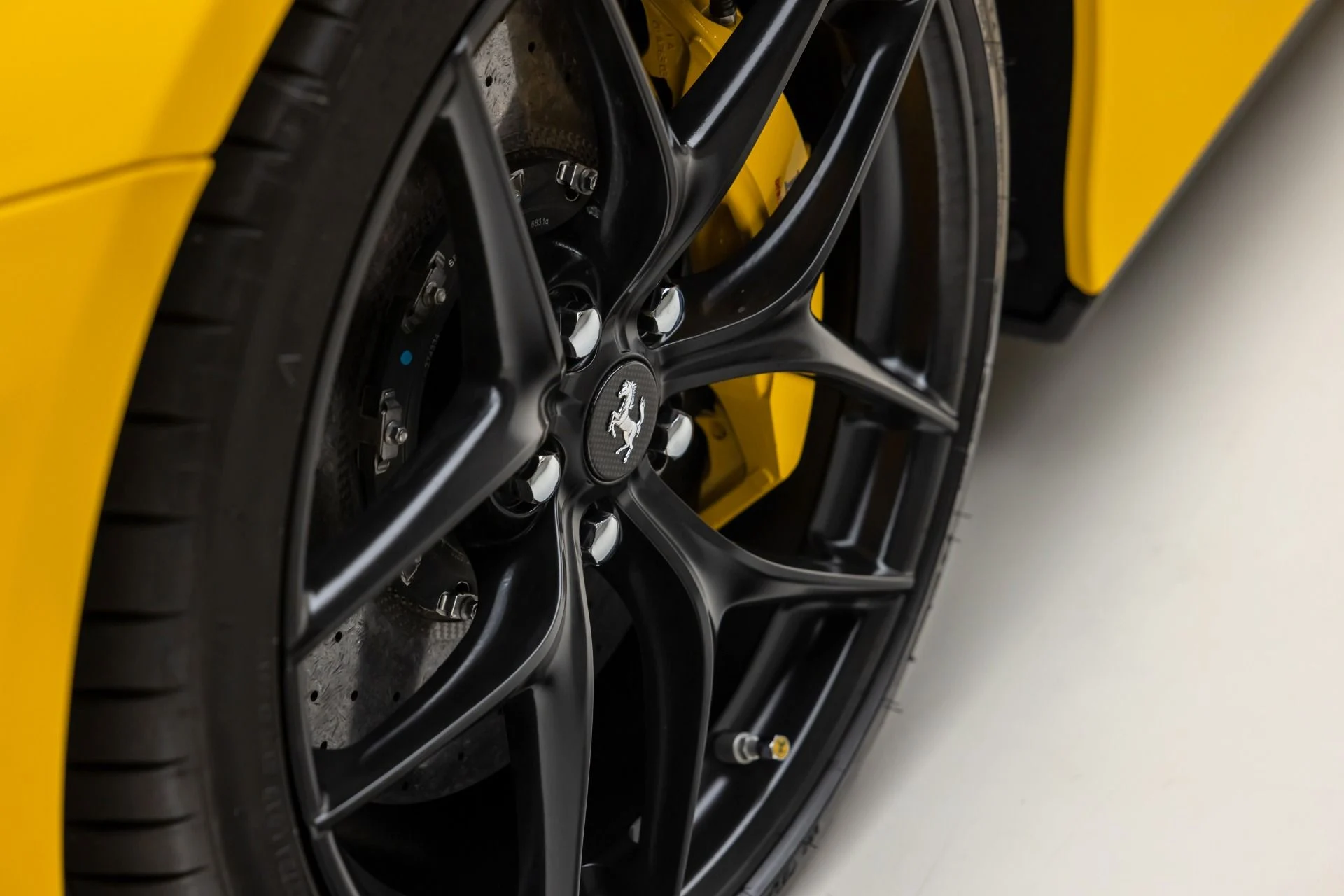 mph012_2408595427_Used_2014_Ferrari_F12berlinetta_1766171664_9da4a3b87a