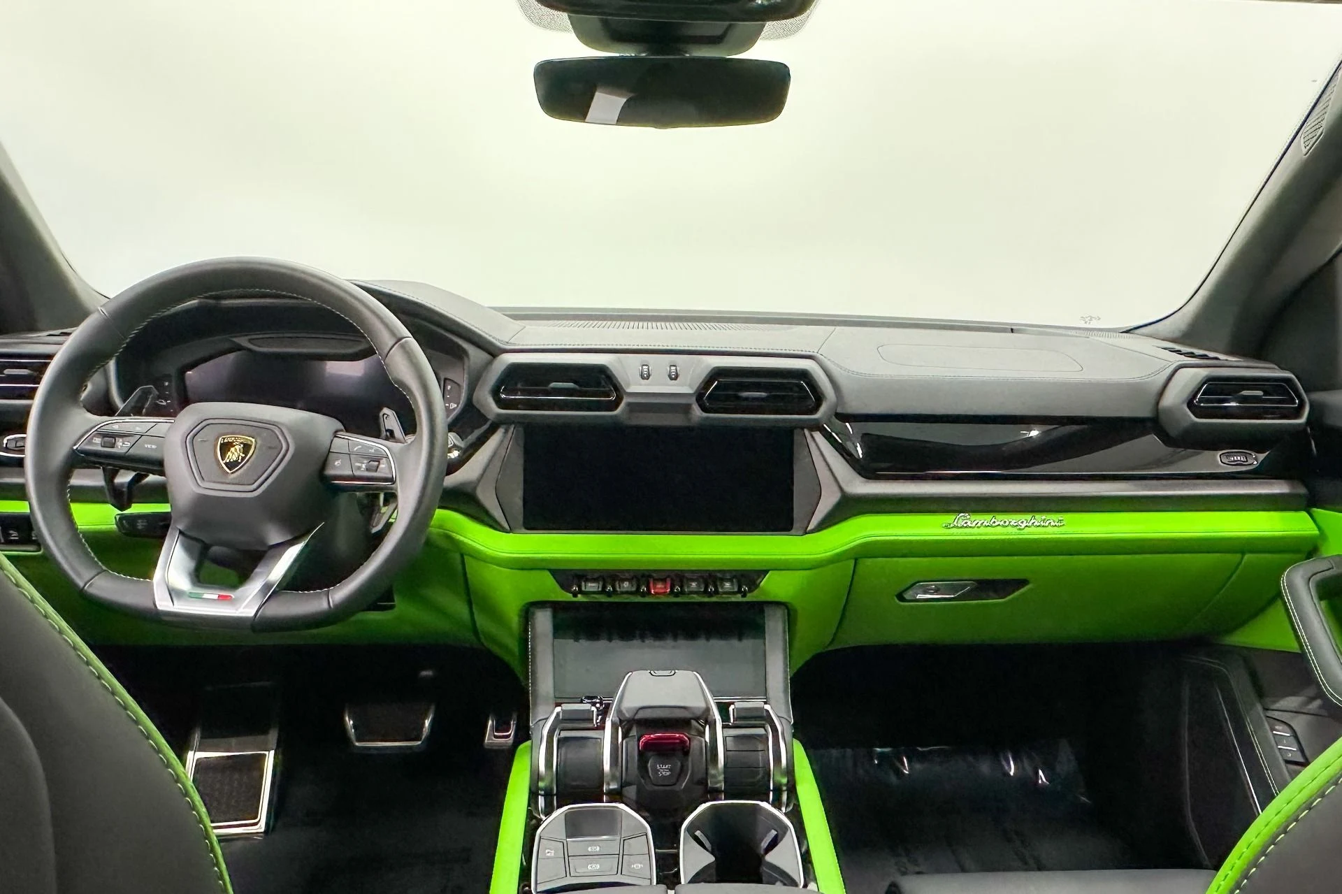 mph012_2432506951_Used_2025_Lamborghini_Urus_SE_Bicolor_Sportive_Interior_870_Miles_789_Horsepower_1772047761_7d2bba8038