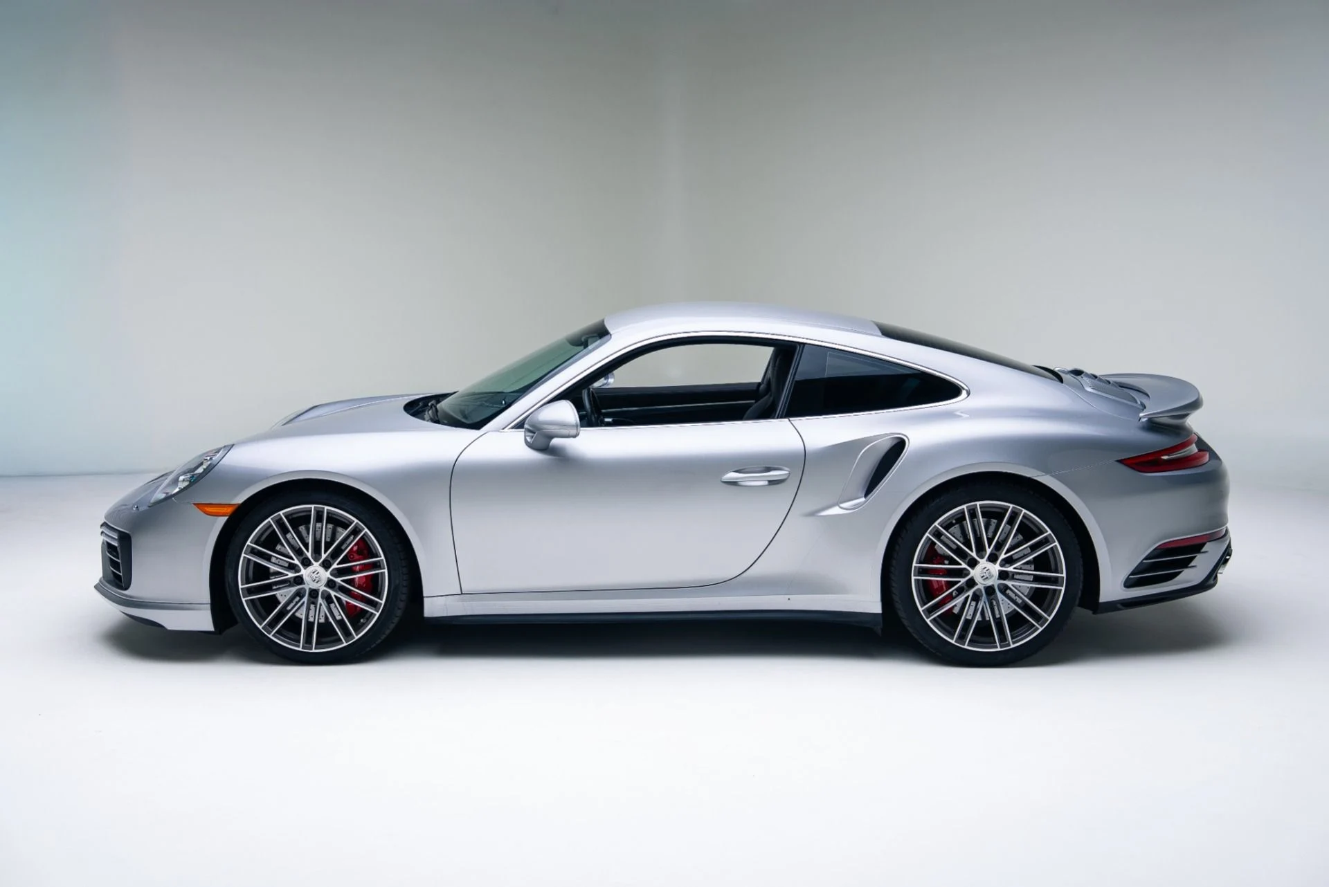 mph012_2449069611_Used_2018_Porsche_911_Turbo_1765307368_bd9d42797d