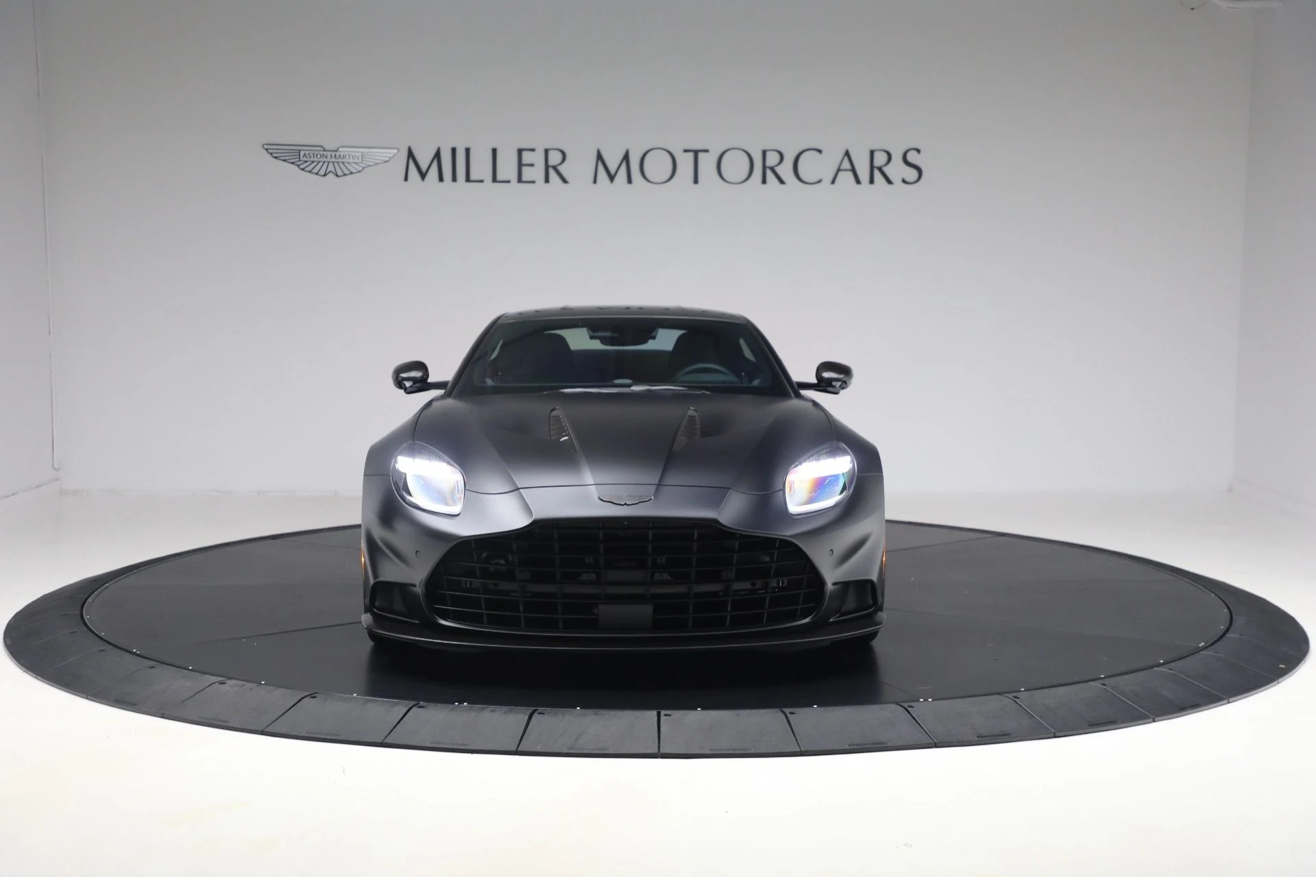 mph012_245333698_Used_2025_Aston_Martin_Vanquish_90dbcc4b06