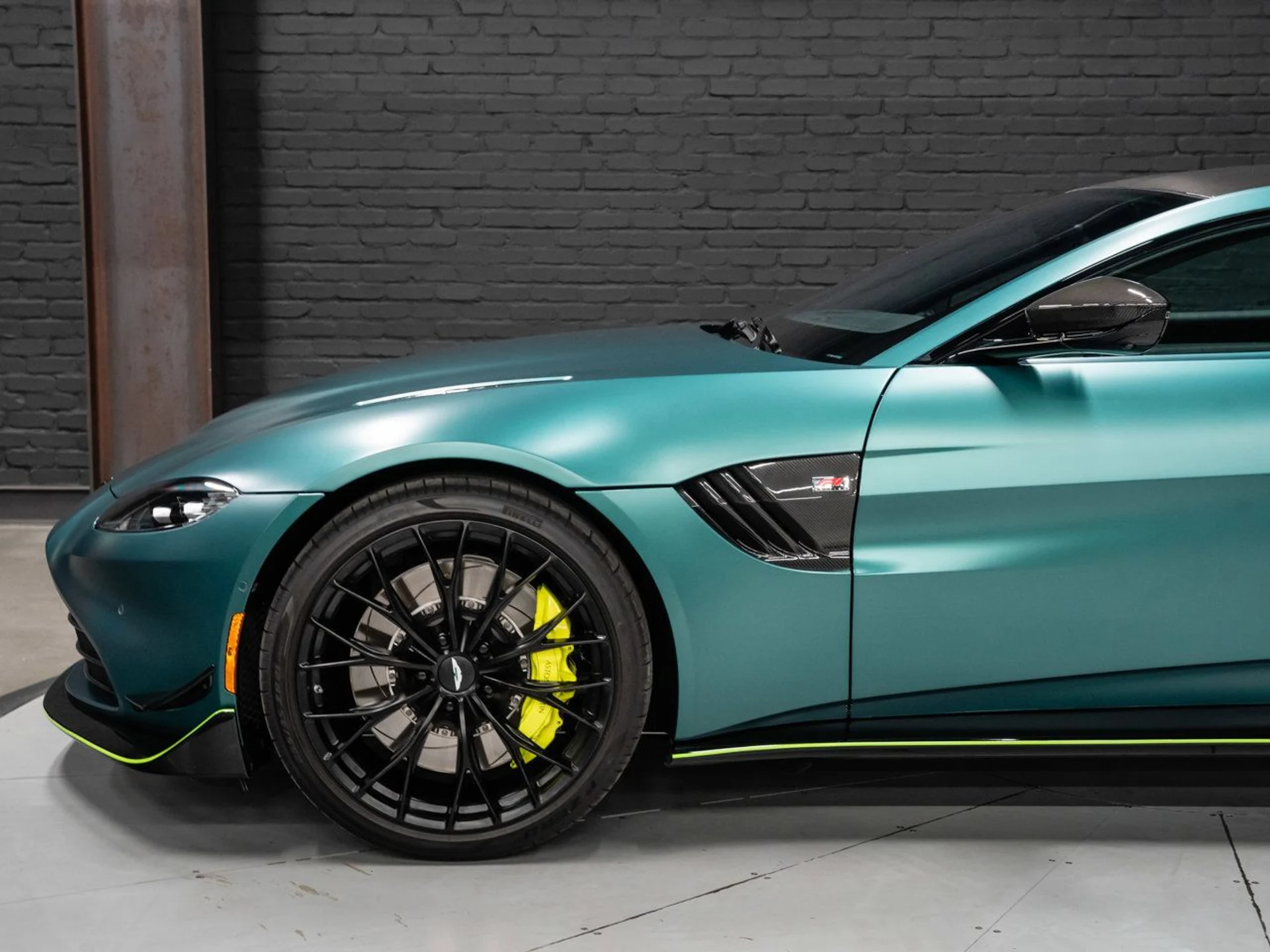 mph012_2462947665_aston_martin_vantage_2023_5c7f86a6b8