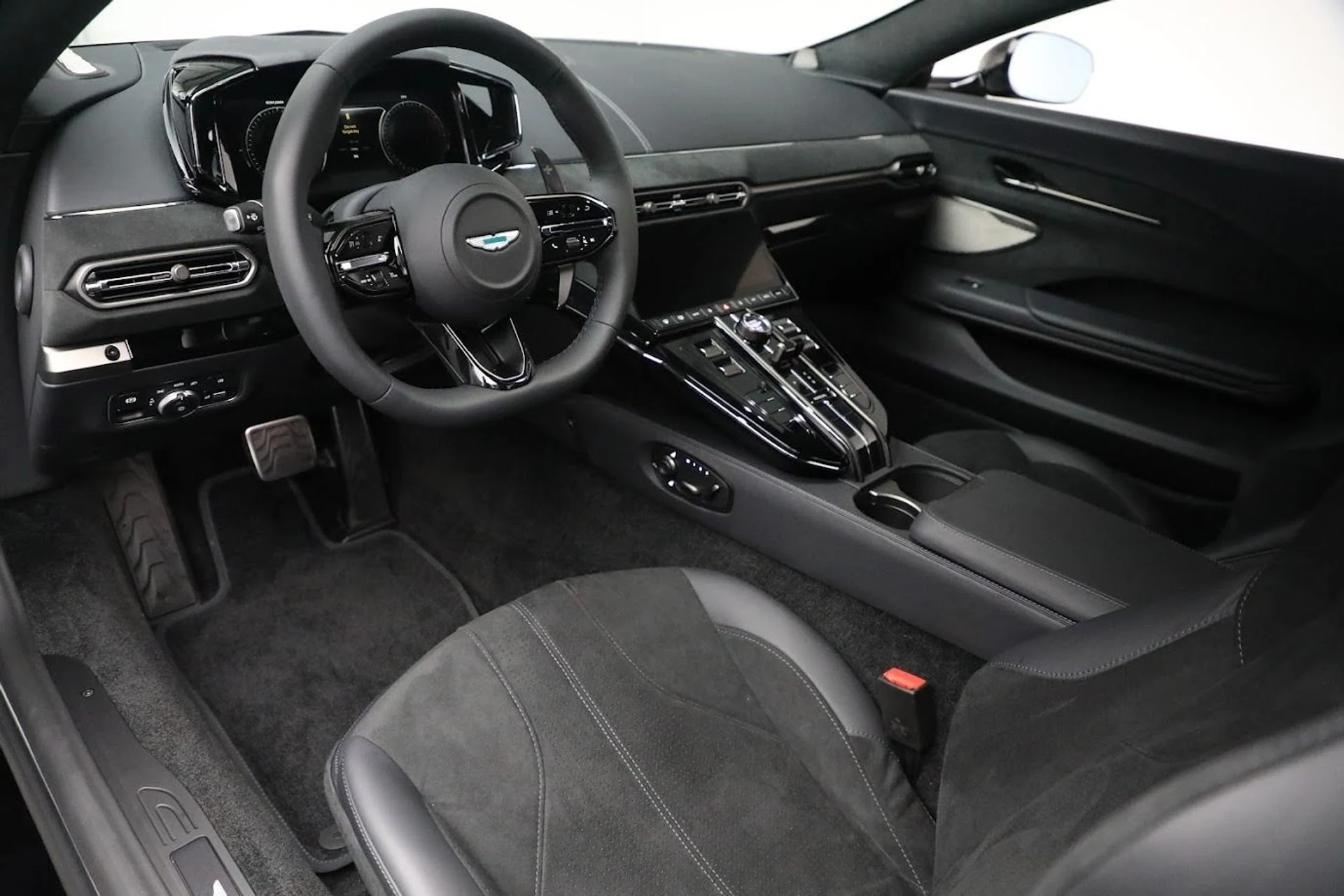 mph012_246321447_New_2025_Aston_Martin_Vantage_ec8039fe95