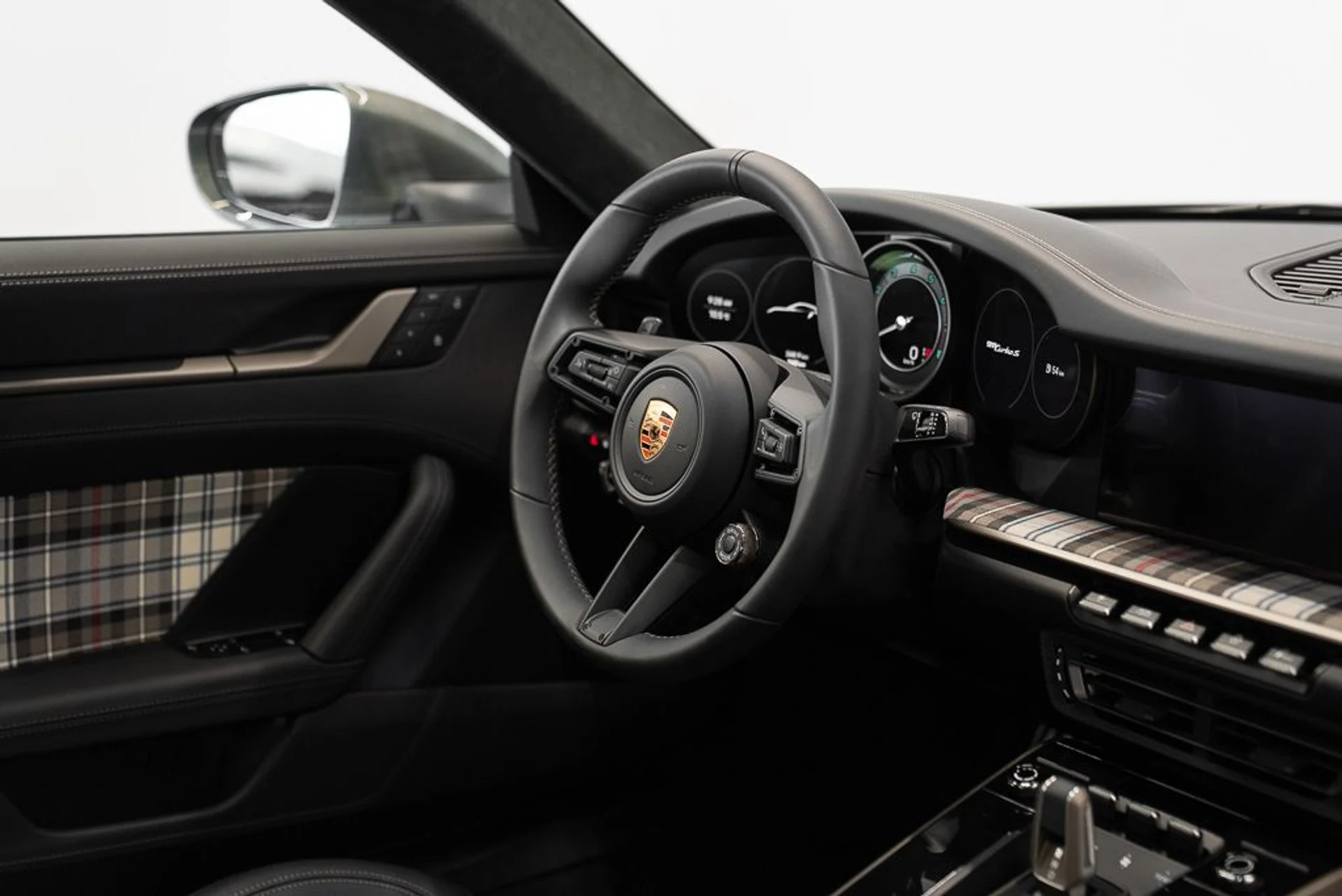 mph012_2482408286_porsche_911_2025_jpg_v_1774622497_6b178f53af